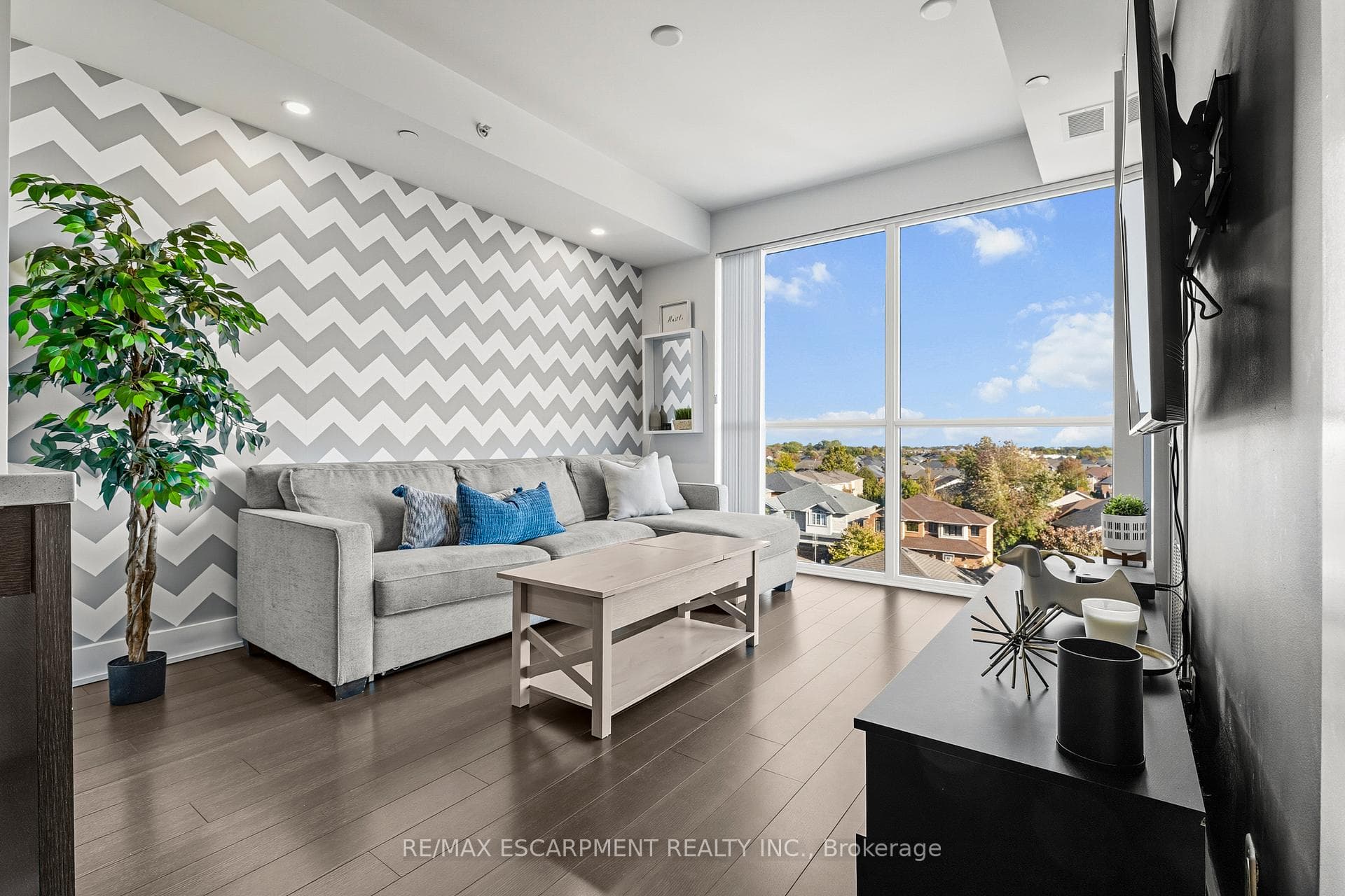 5220 Dundas Street Unit D515 - home for sale in Burlington, Ontario