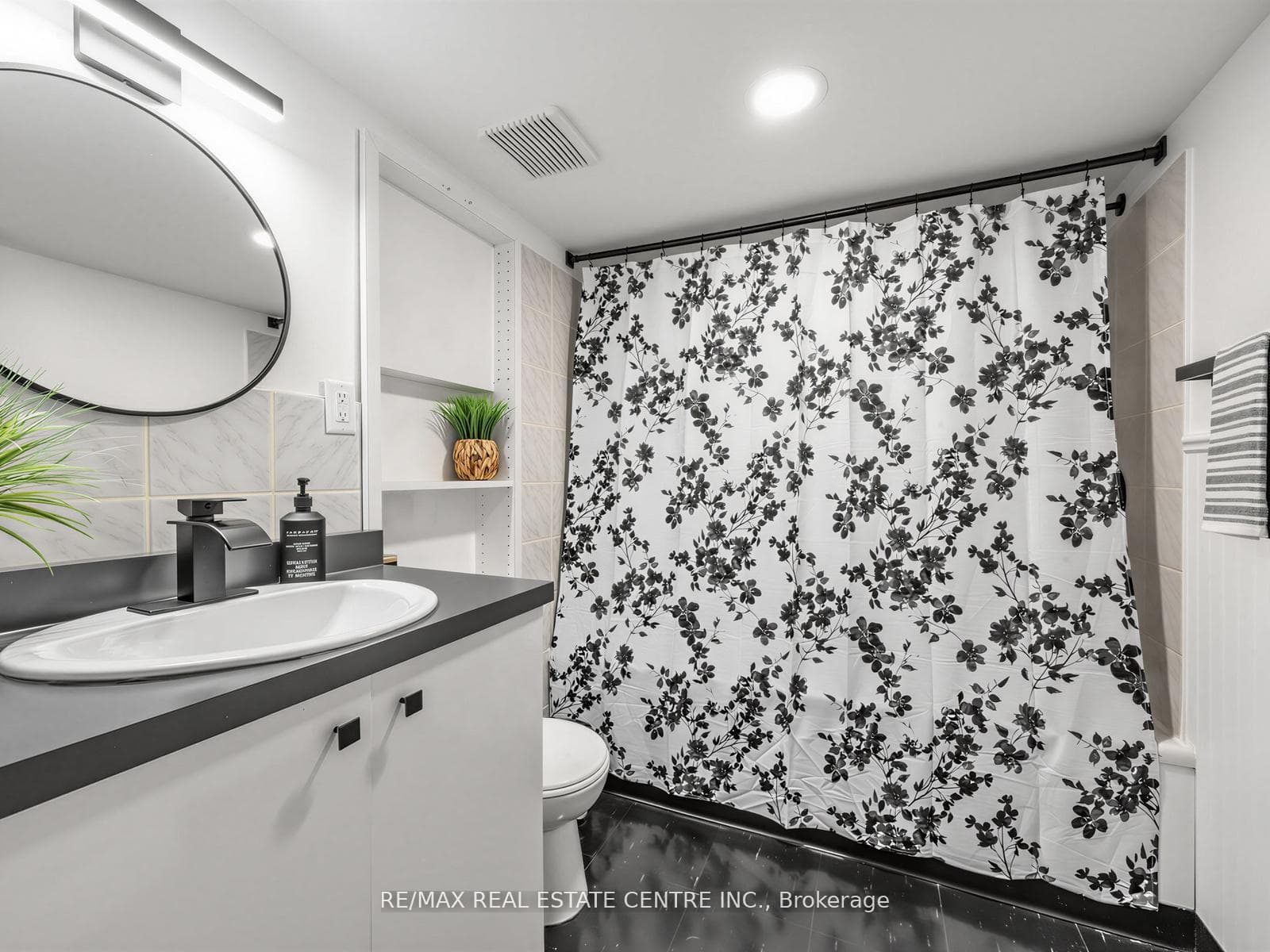 592 Montbeck Crescent - Detached photo 34 of 50 in Mississauga, Ontario