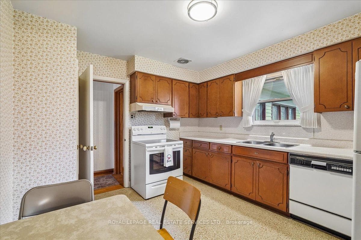 151 Wedgewood Drive - Detached photo 9 of 36 in Oakville, Ontario