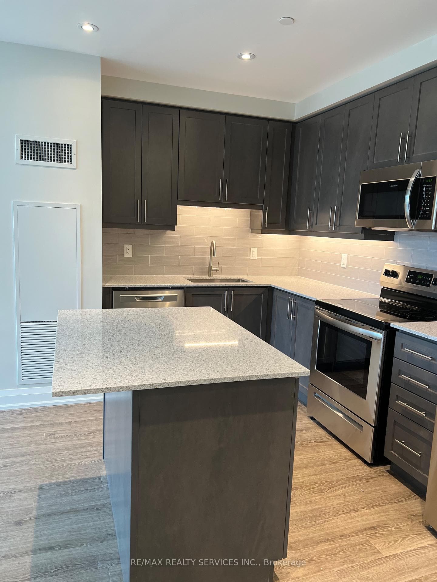 15 Lynch Street Unit 303 - Condo photo 2 of 27 in Brampton, Ontario