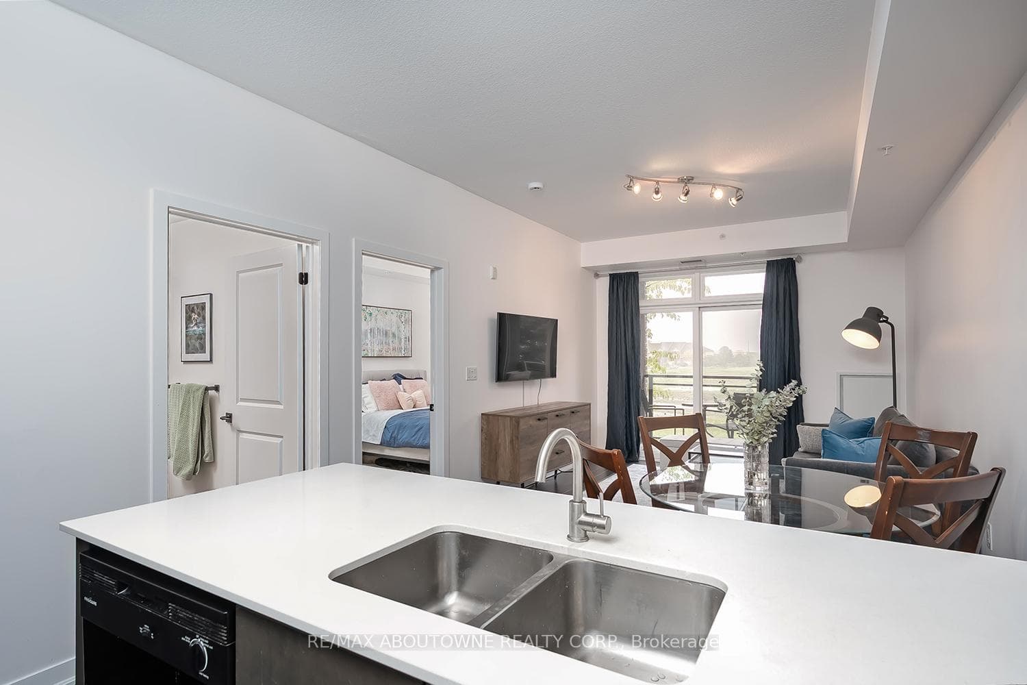 5010 Corporate Drive Unit 116 - Condo photo 6 of 29 in Burlington, Ontario