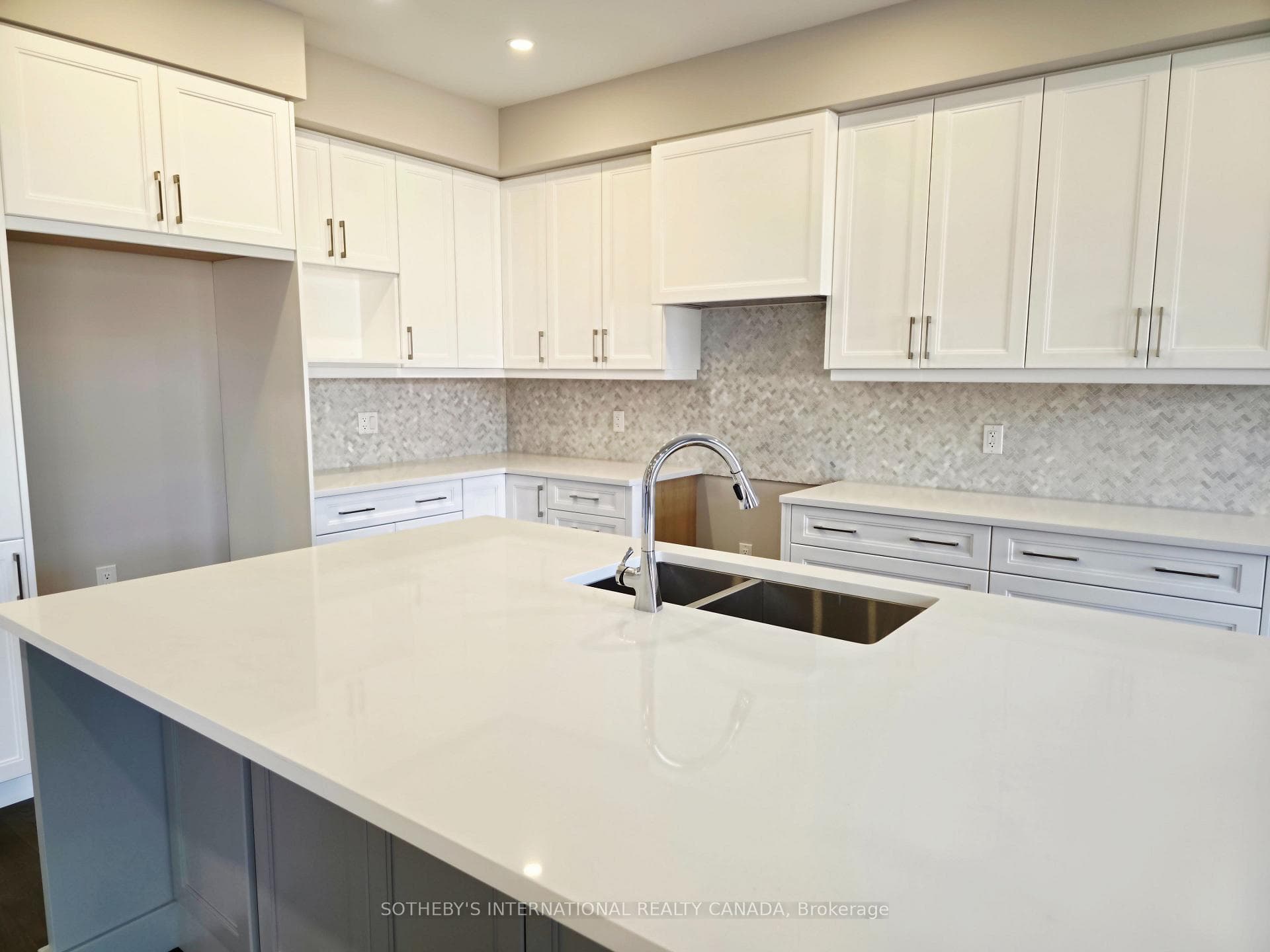 516 Markay Common - Detached photo 10 of 24 in Burlington, Ontario