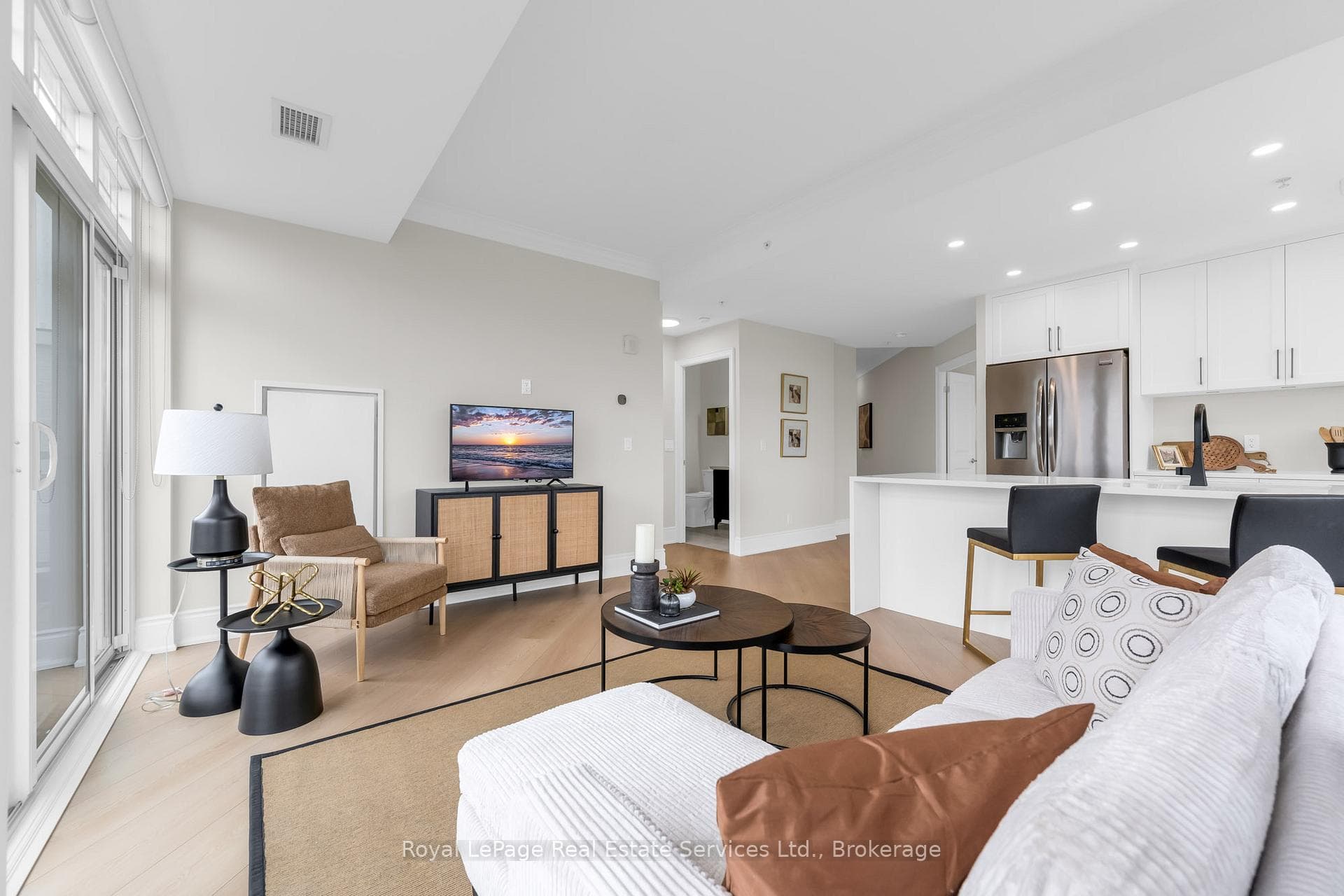 205 Lakeshore Road Unit 407 - Condo photo 7 of 27 in Oakville, Ontario