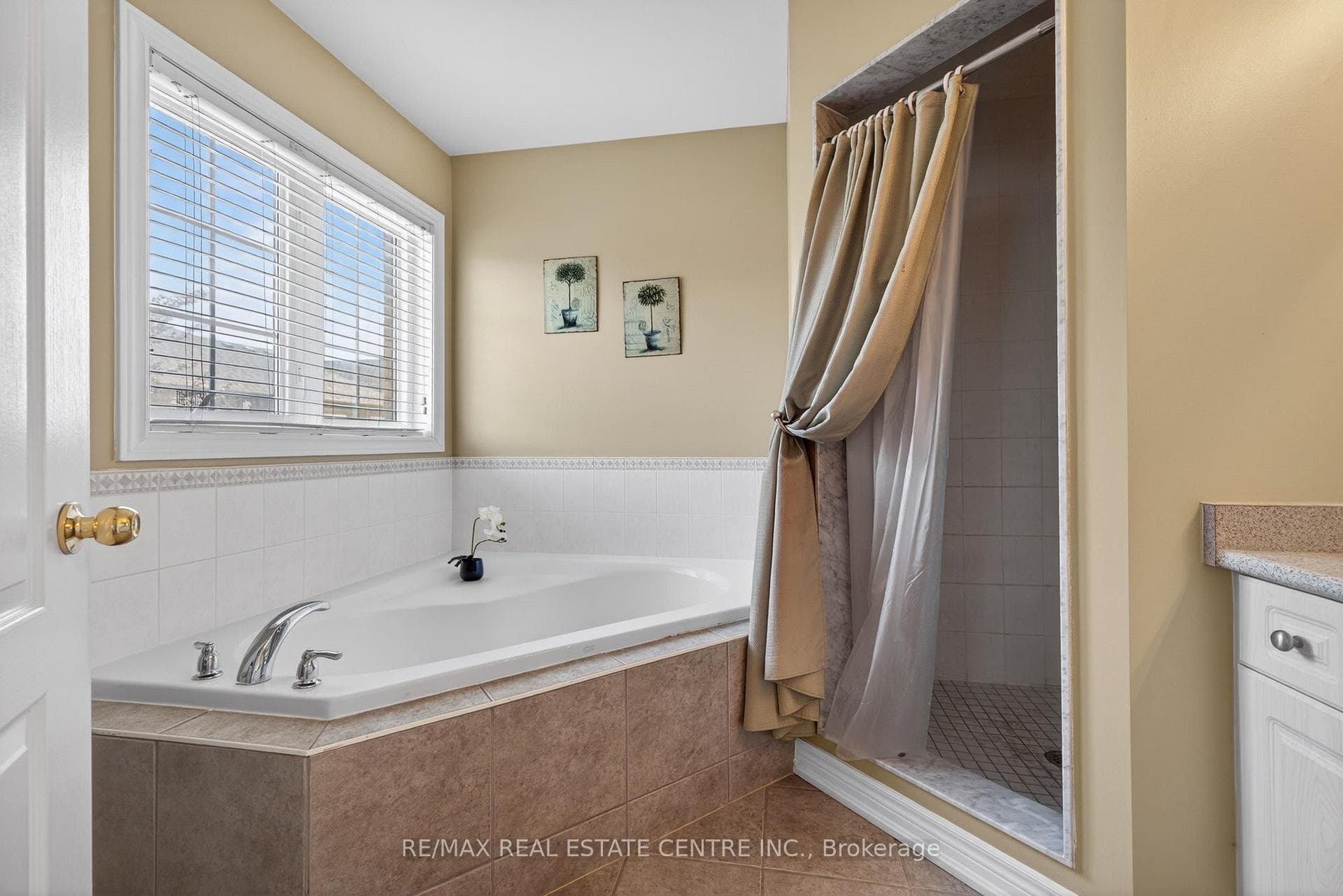 1022 Laidlaw Drive - Detached photo 29 of 50 in Milton, Ontario
