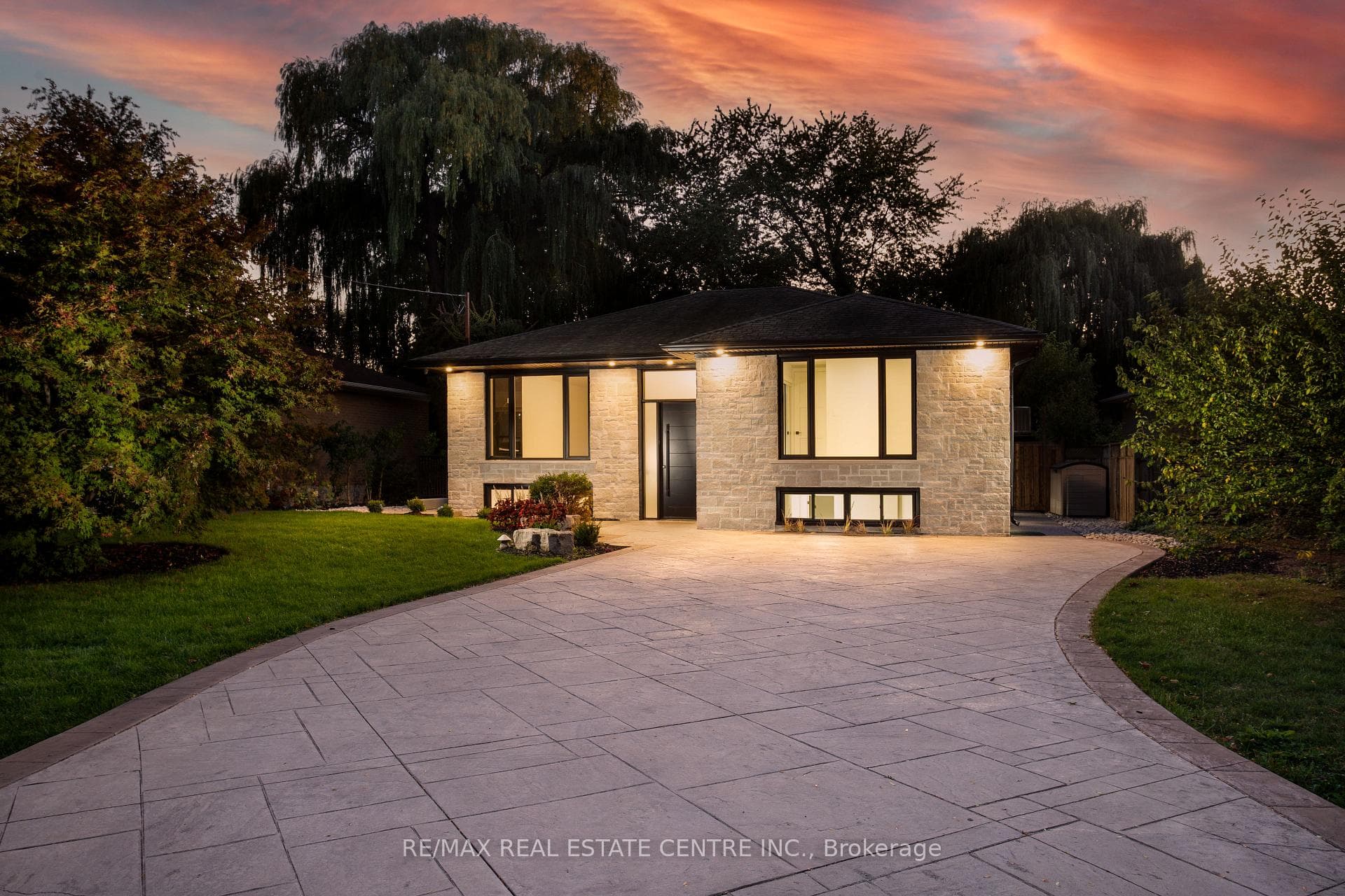446 Willis Drive - Detached photo 1 of 35 in Oakville, Ontario