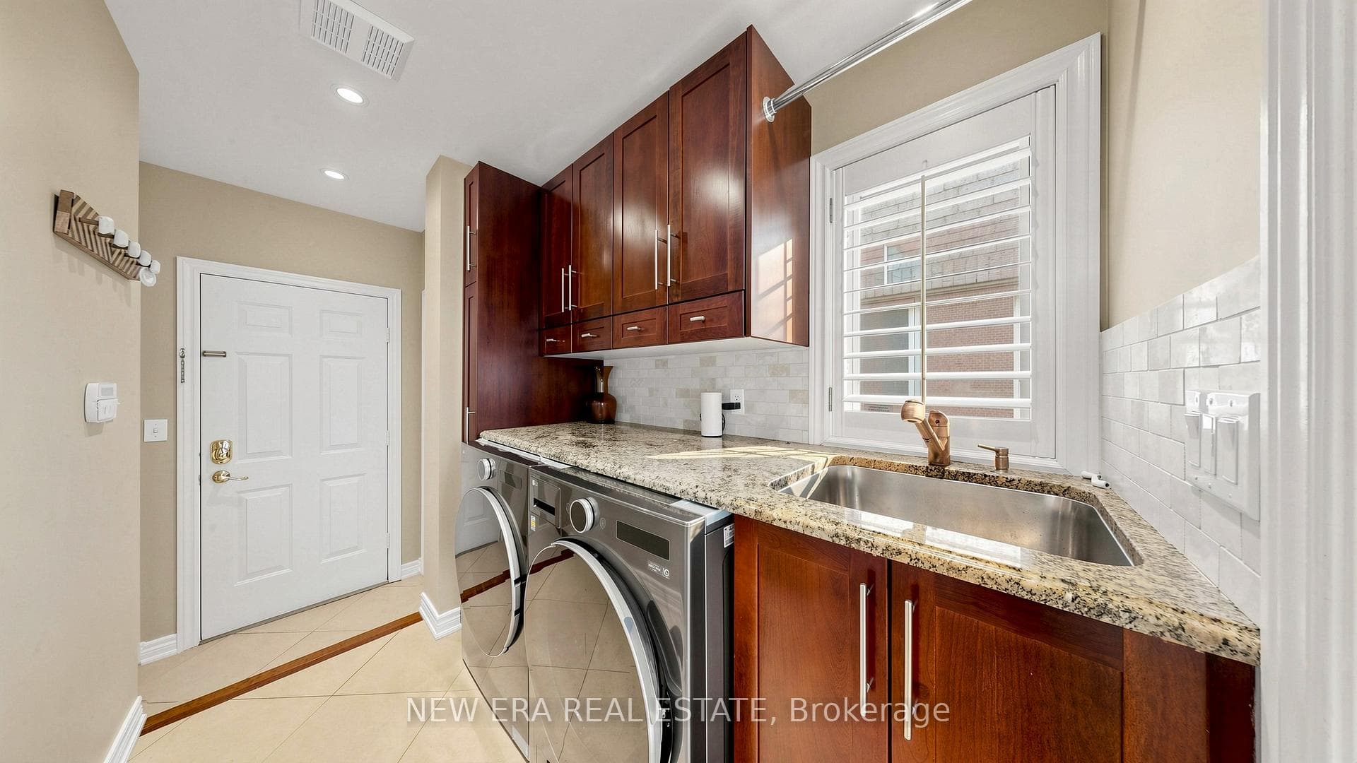 1206 Lindenrock Drive - Detached photo 17 of 50 in Oakville, Ontario