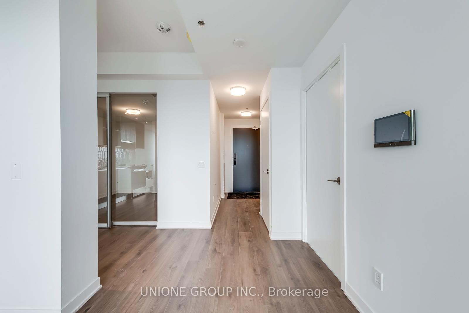 405 Dundas Street Unit 407 - Condo photo 4 of 26 in Oakville, Ontario