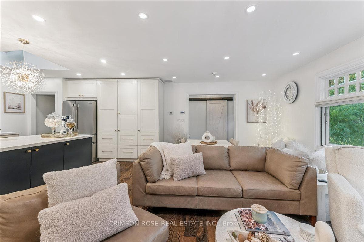 89 Holyrood Avenue - Detached photo 10 of 34 in Oakville, Ontario