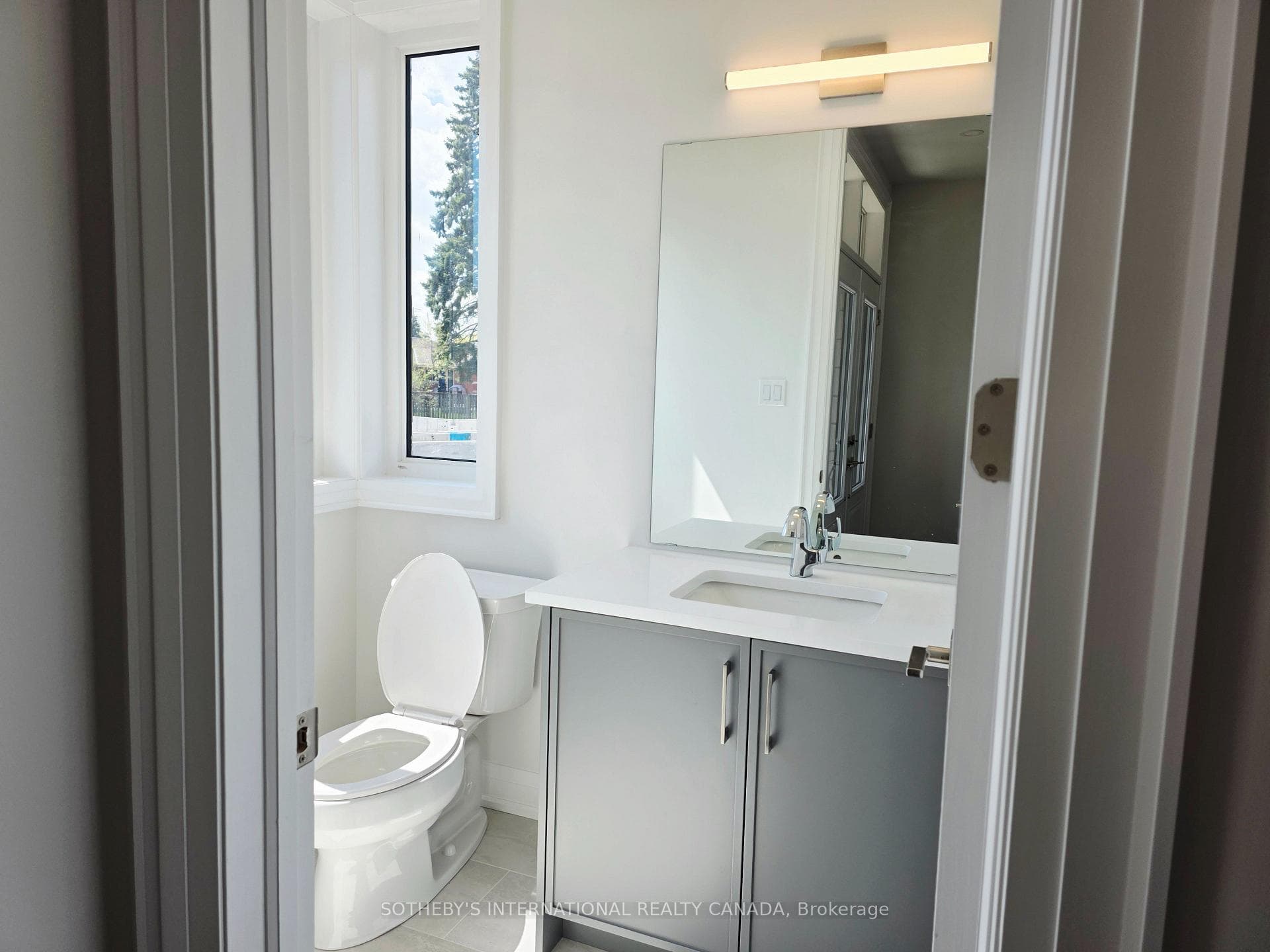 516 Markay Common - Detached photo 4 of 24 in Burlington, Ontario
