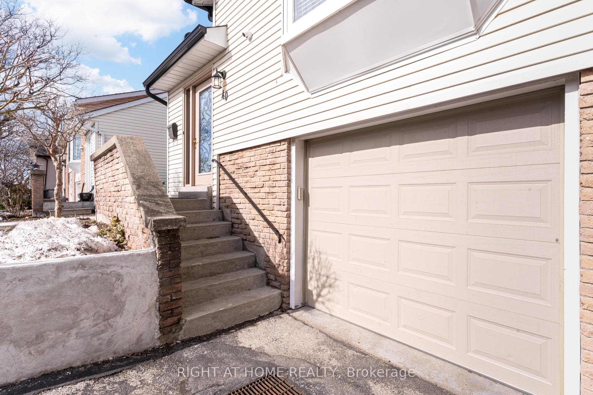 40 Salisbury Circle - Semi-Detached photo 3 of 50 in Brampton, Ontario