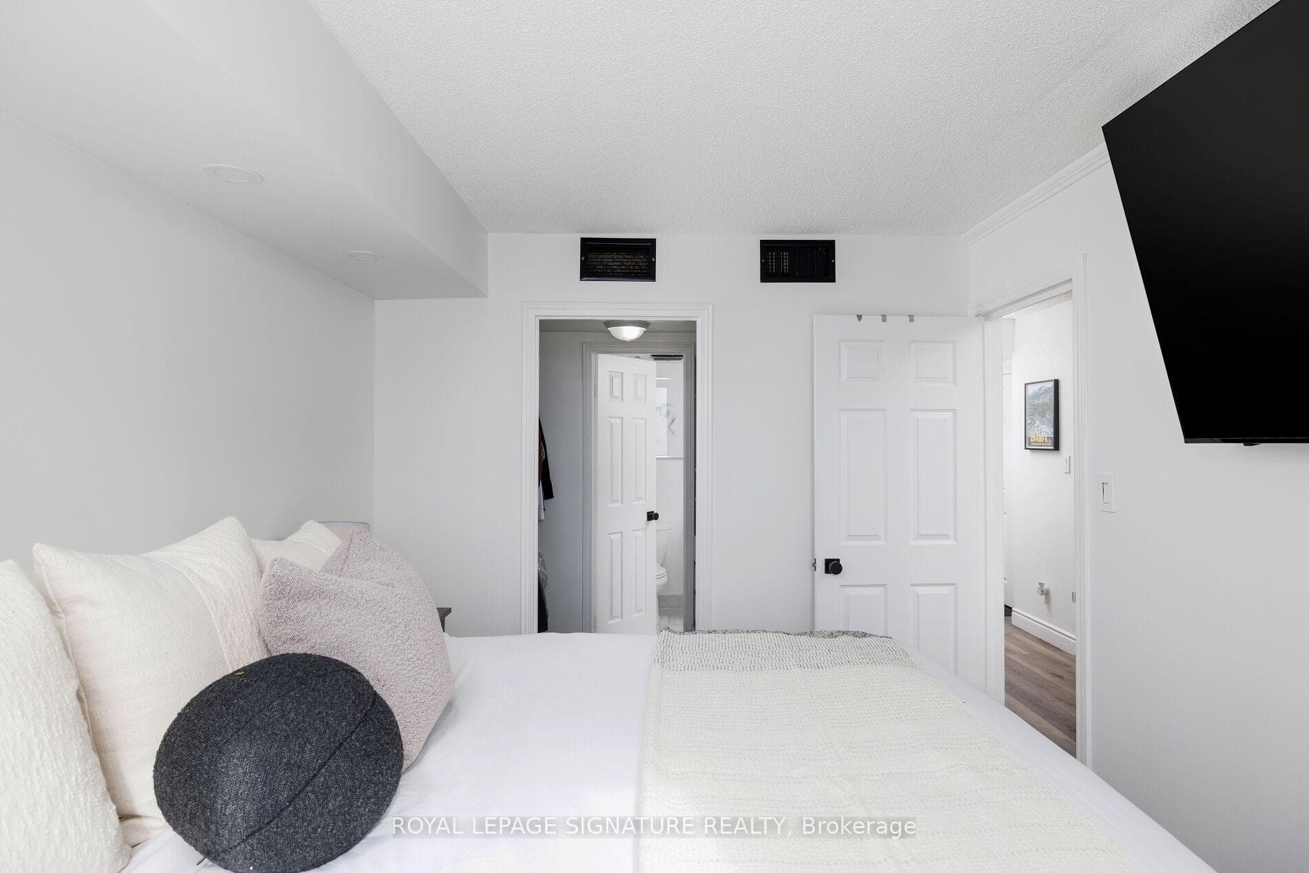 880 Dundas Street Unit 909 - Condo photo 13 of 25 in Mississauga, Ontario