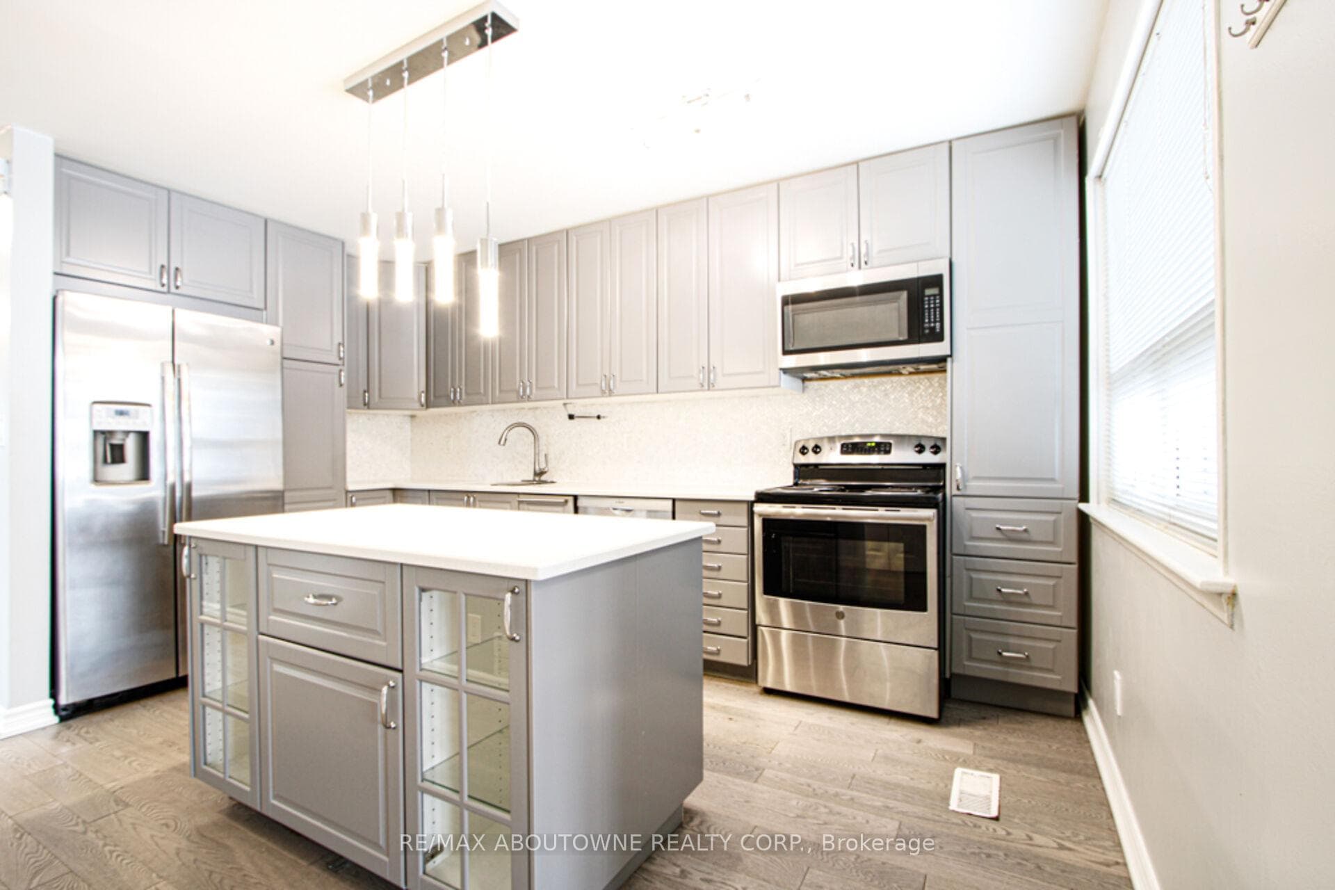 1601 Sandgate Crescent - Semi-Detached photo 7 of 35 in Mississauga, Ontario