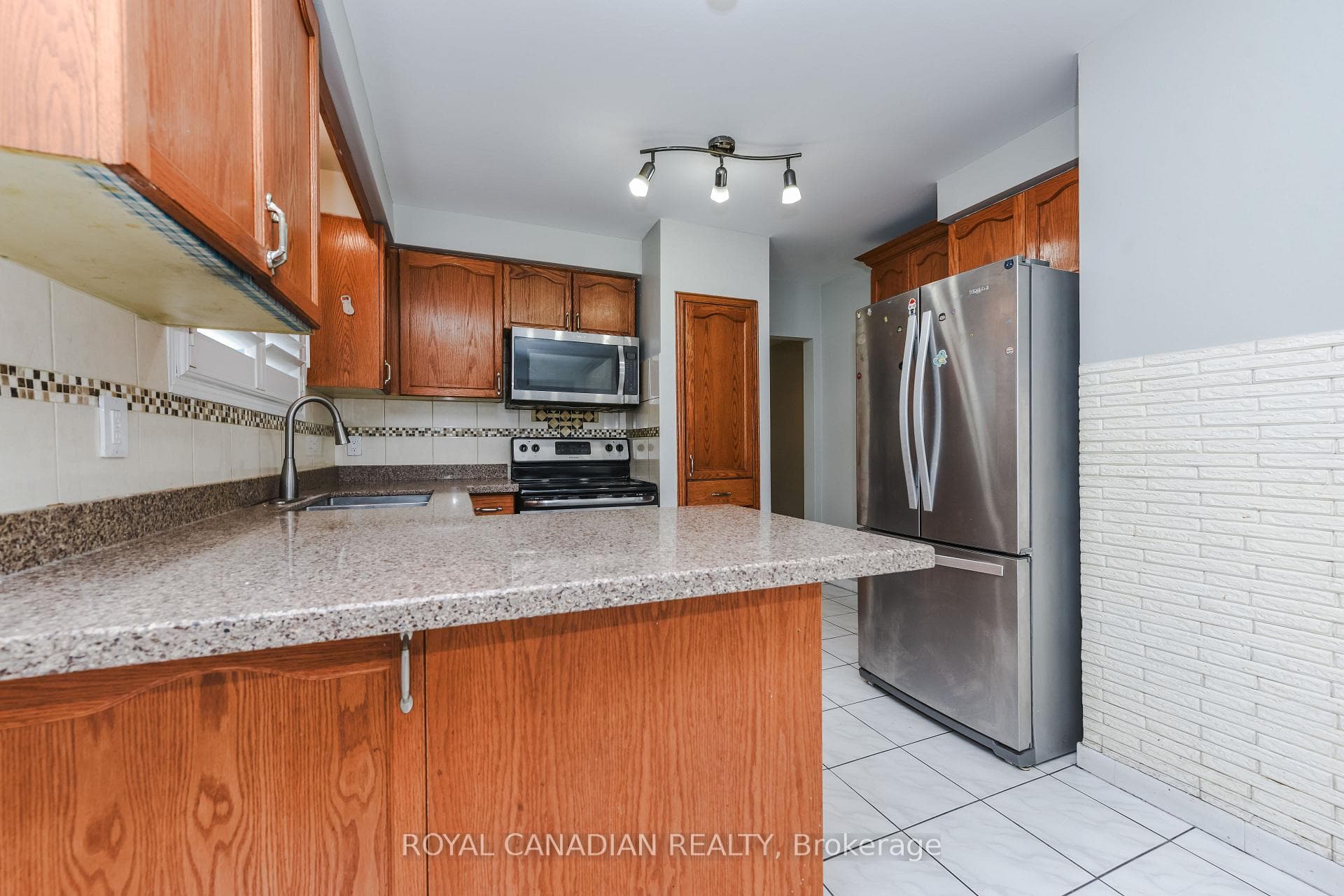 7566 Lockington Crescent - Detached photo 11 of 48 in Mississauga, Ontario