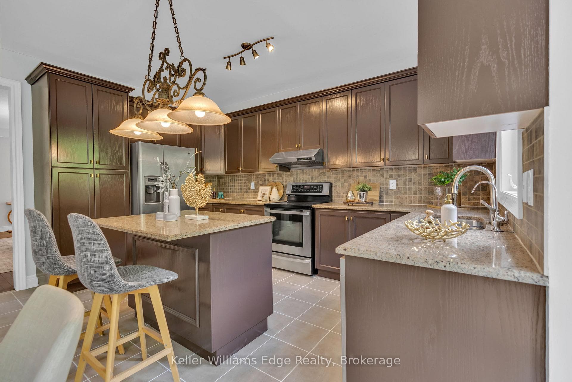 2241 Adirondak Trail - Detached photo 9 of 50 in Oakville, Ontario