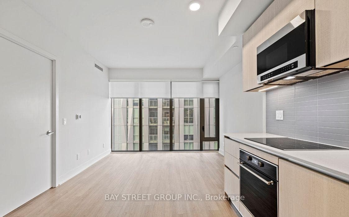 8 cumberland Street Unit 2009 - Condo photo 2 of 19 in Annex / Yorkville / Summerhill, Ontario