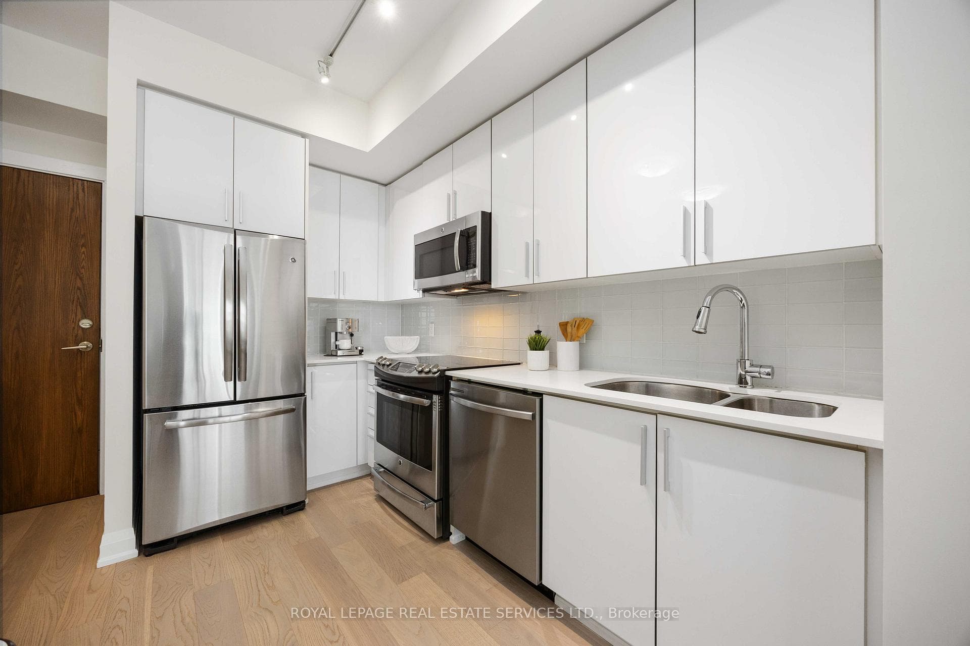 2212 Lake Shore Boulevard Unit 3807 - Condo photo 8 of 44 in Liberty Village / Parkdale / South Parkdale, Ontario