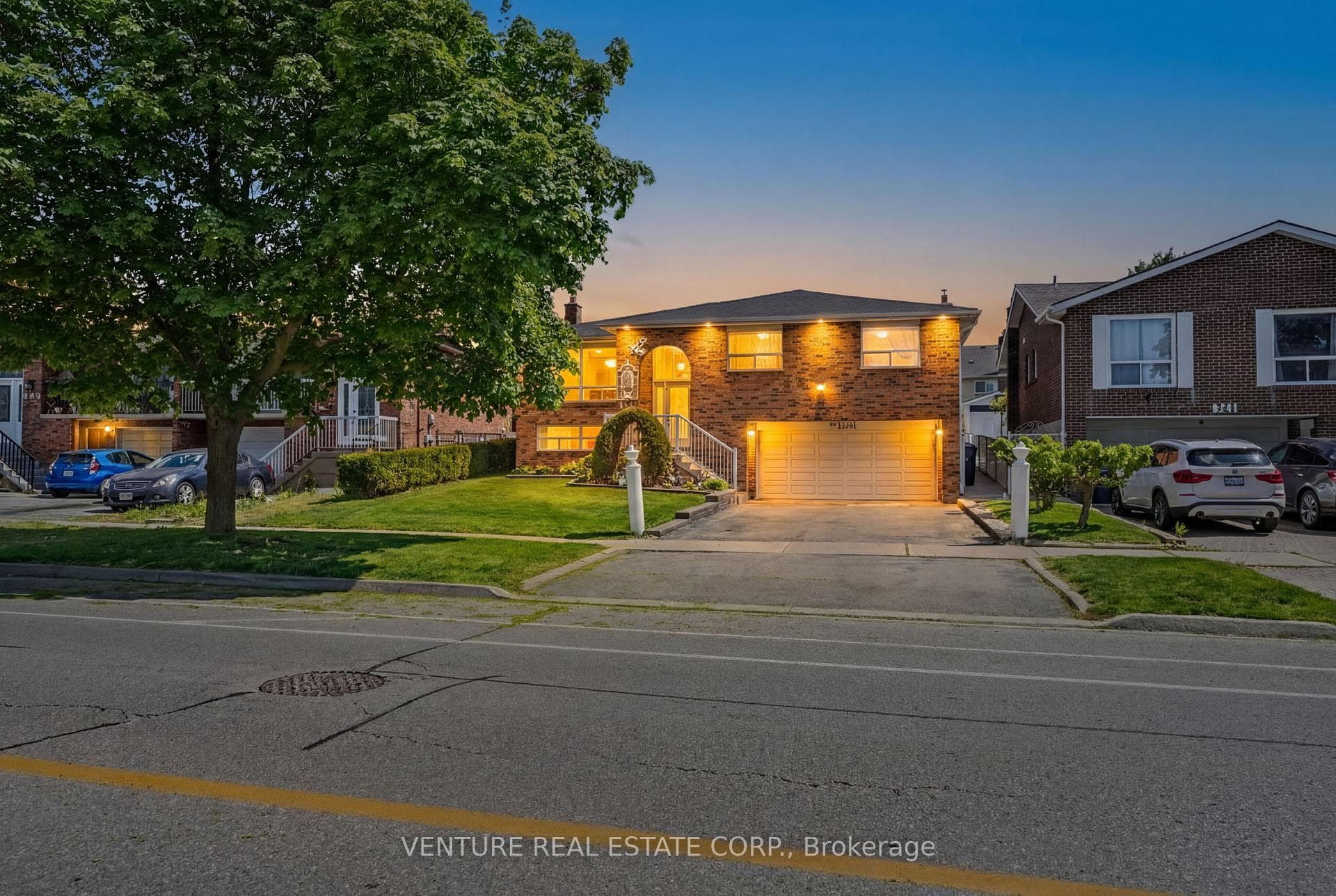346 Centre Street - Detached photo 1 of 50 in Brampton, Ontario
