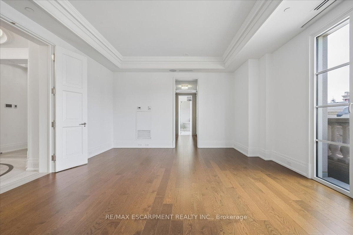 300 Randall Street Unit 211 - Condo photo 5 of 50 in Oakville, Ontario
