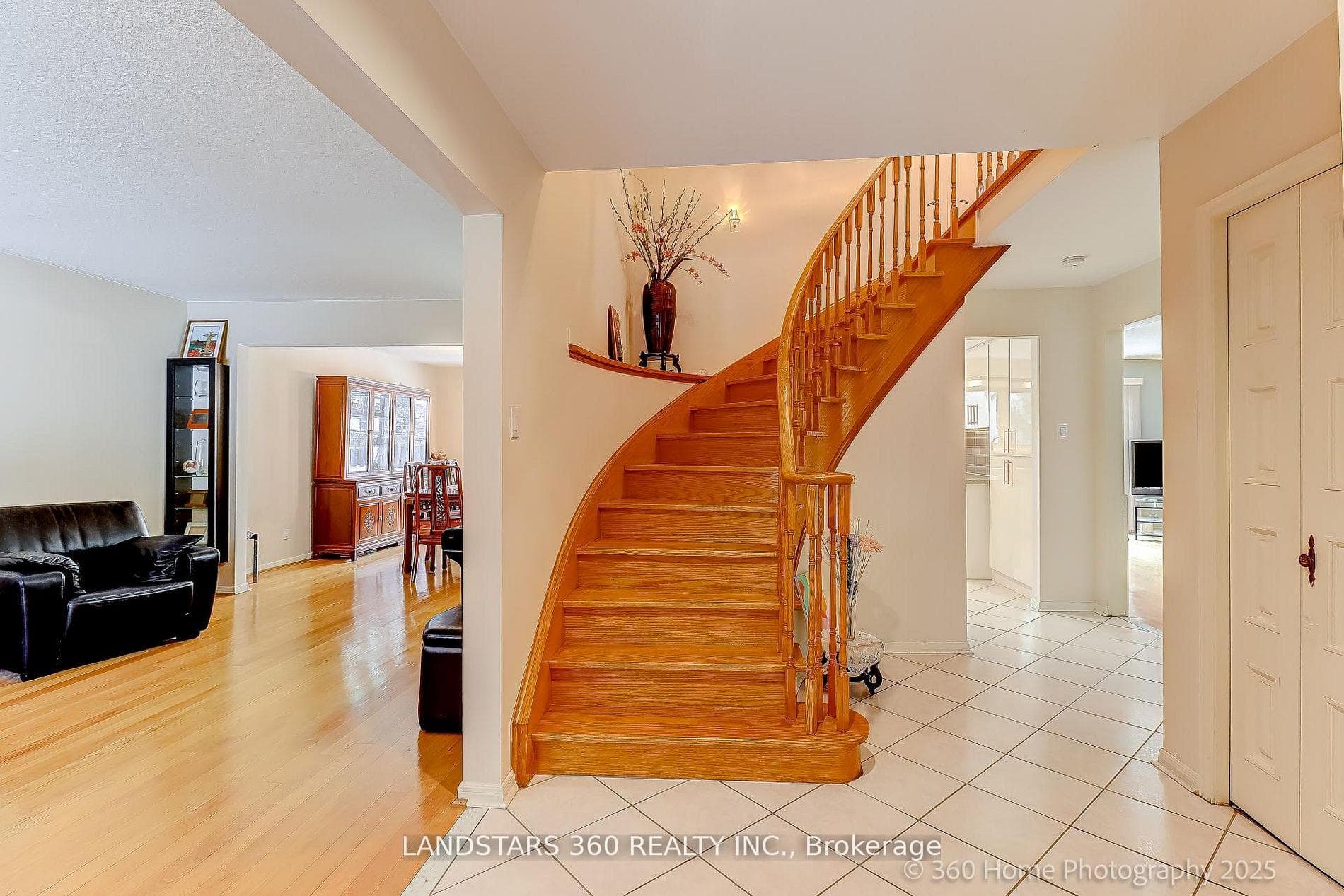 31 Whitehorn Crescent - Detached photo 2 of 29 in Hillcrest Village / Bayview Village, Ontario