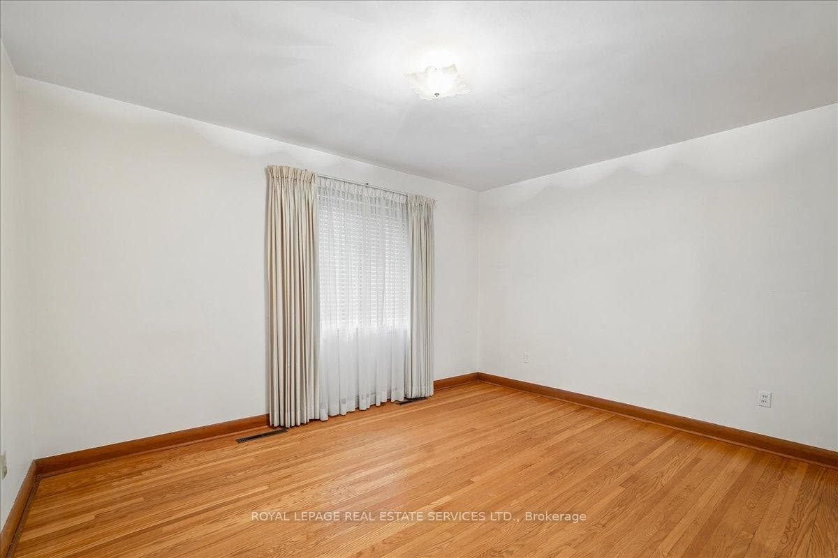 151 Wedgewood Drive - Detached photo 12 of 36 in Oakville, Ontario