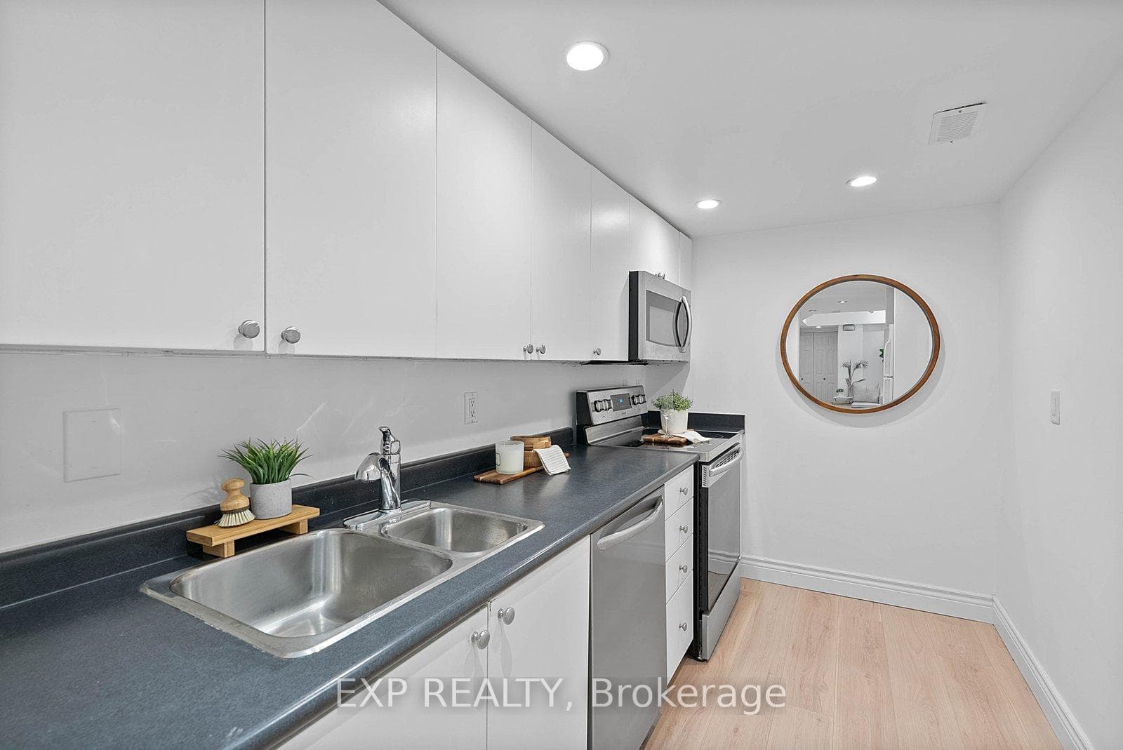 12 Portland Street Unit Th B - Condo photo 14 of 26 in Downtown Toronto / Waterfront, Ontario