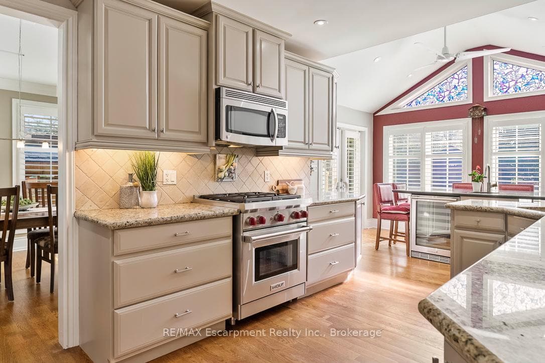 214 MAPLE GROVE Drive - Detached photo 10 of 49 in Oakville, Ontario
