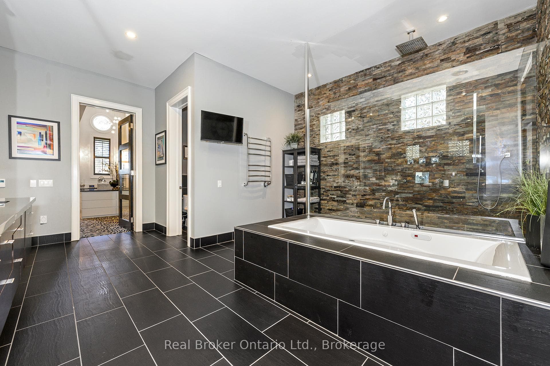 4507 Lakeshore Road - Detached photo 23 of 50 in Burlington, Ontario