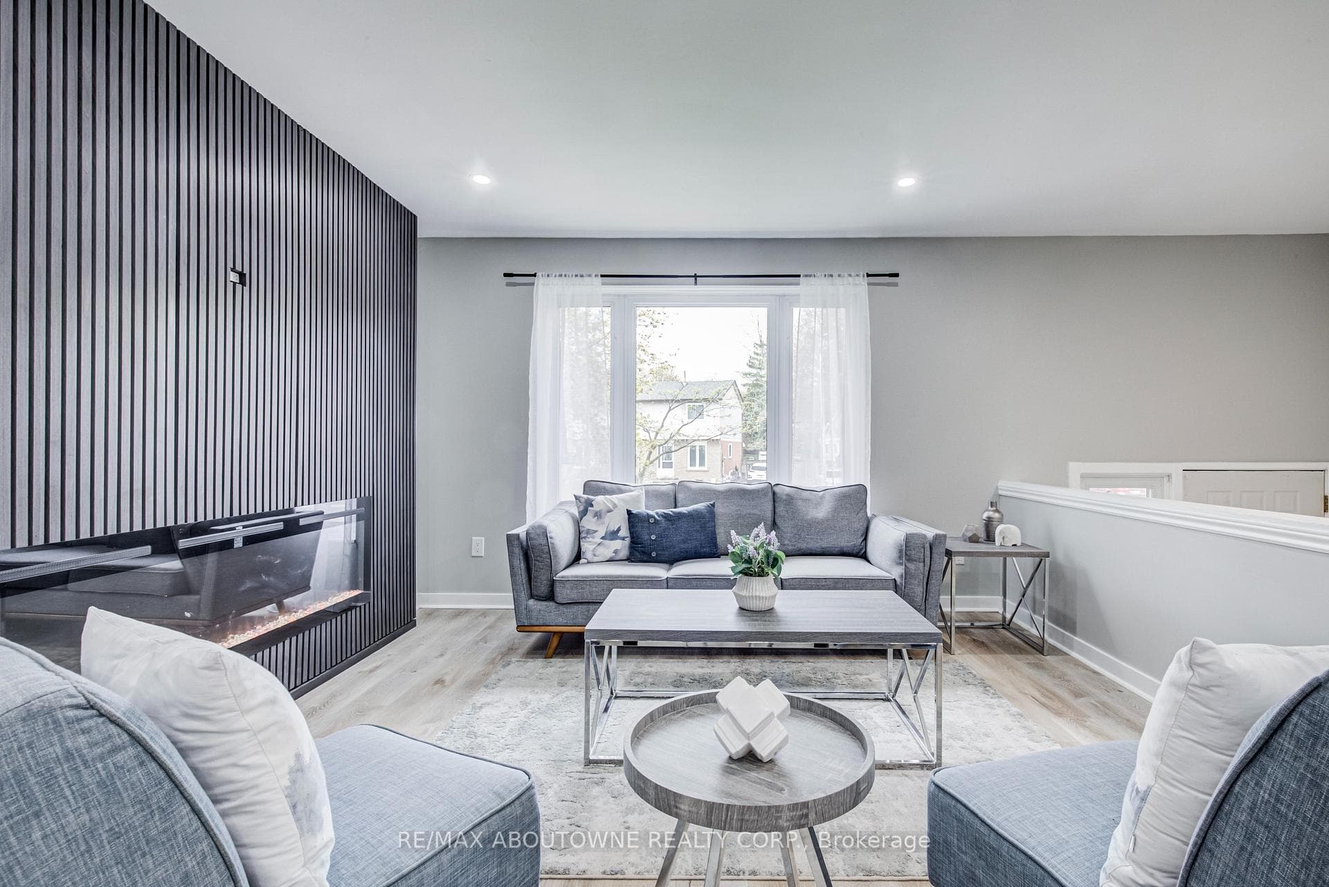2367 Middlesmoor Crescent - Semi-Detached photo 6 of 31 in Burlington, Ontario