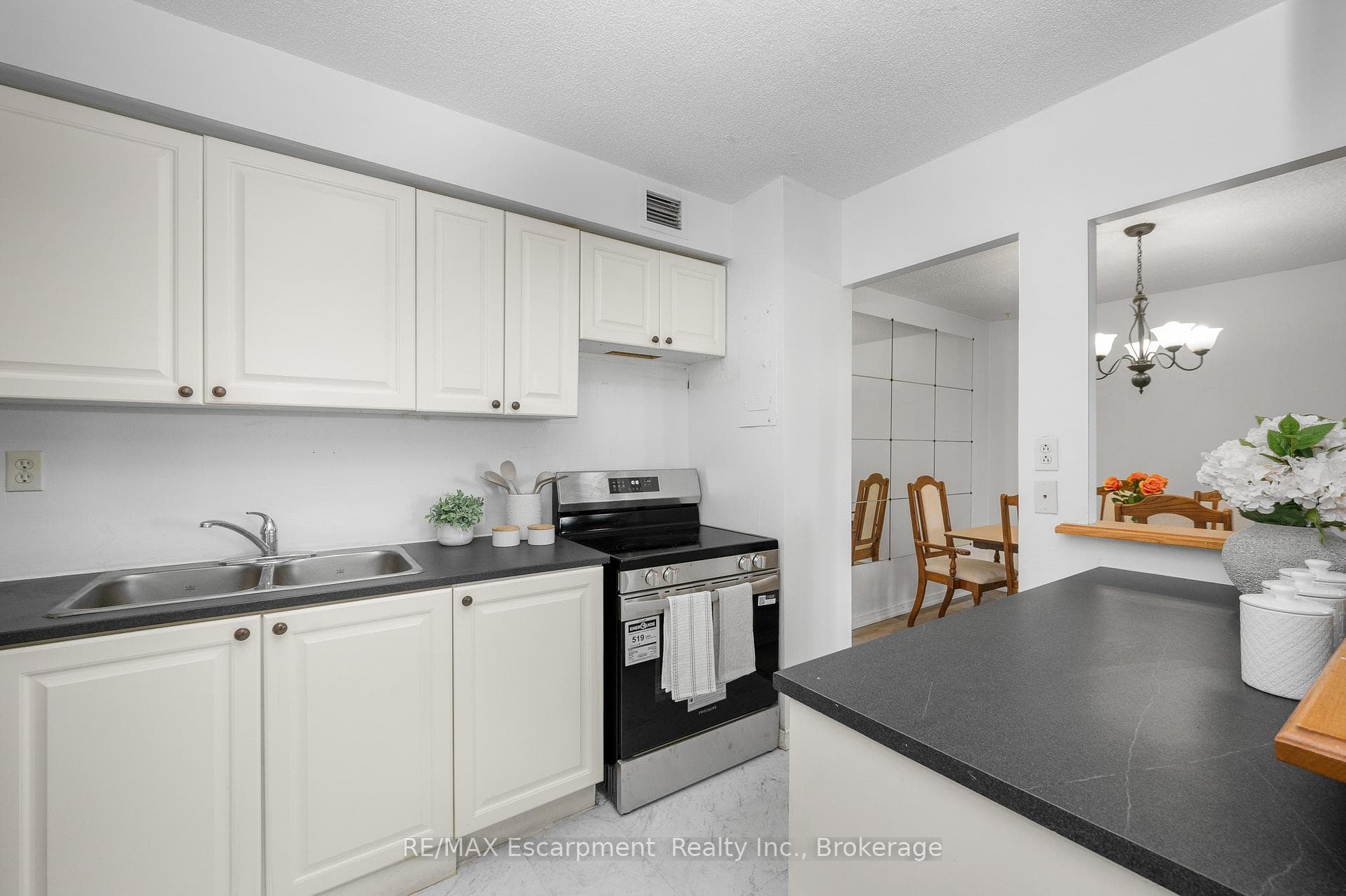 975 WARWICK Court Unit 1501 - Condo photo 11 of 30 in Burlington, Ontario