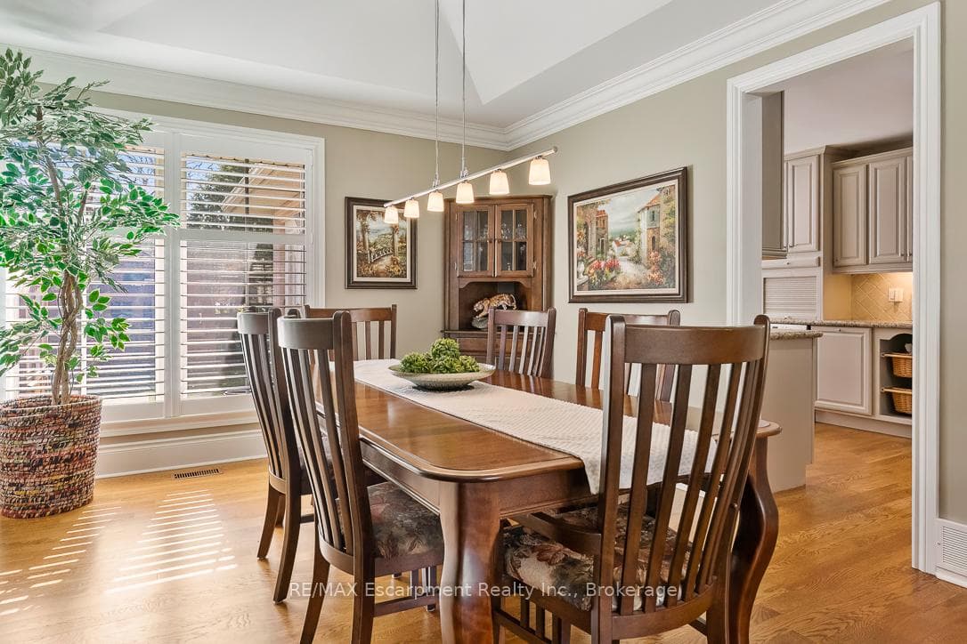 214 MAPLE GROVE Drive - Detached photo 9 of 49 in Oakville, Ontario