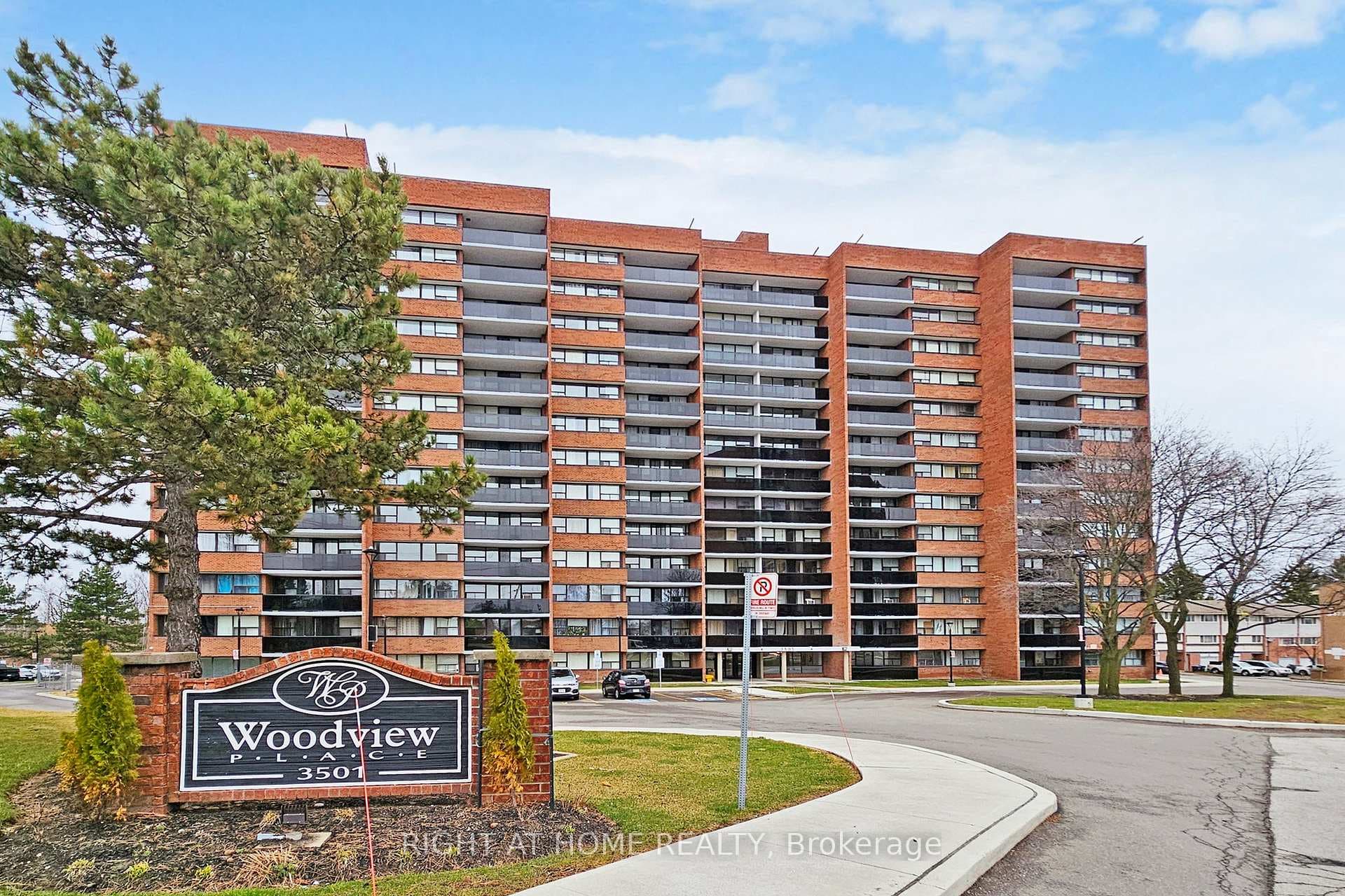 3501 Glen Erin Drive Unit 812 - home for sale in Mississauga, Ontario
