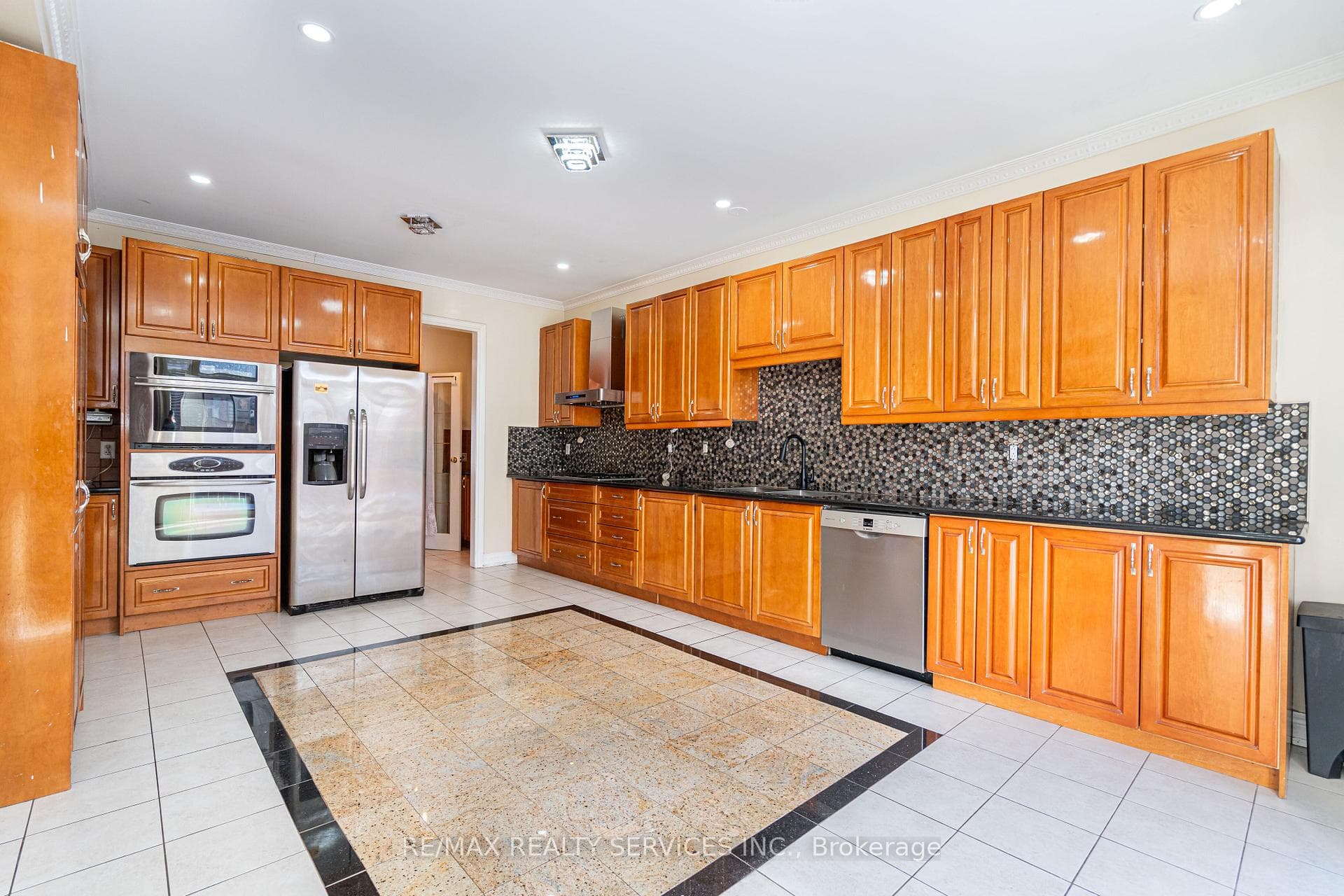 52 Mount Royal Circle - Detached photo 8 of 40 in Brampton, Ontario