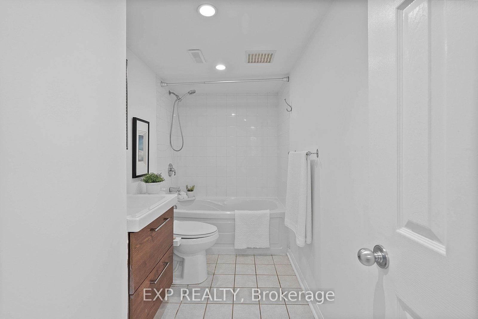 12 Portland Street Unit Th B - Condo photo 22 of 26 in Downtown Toronto / Waterfront, Ontario