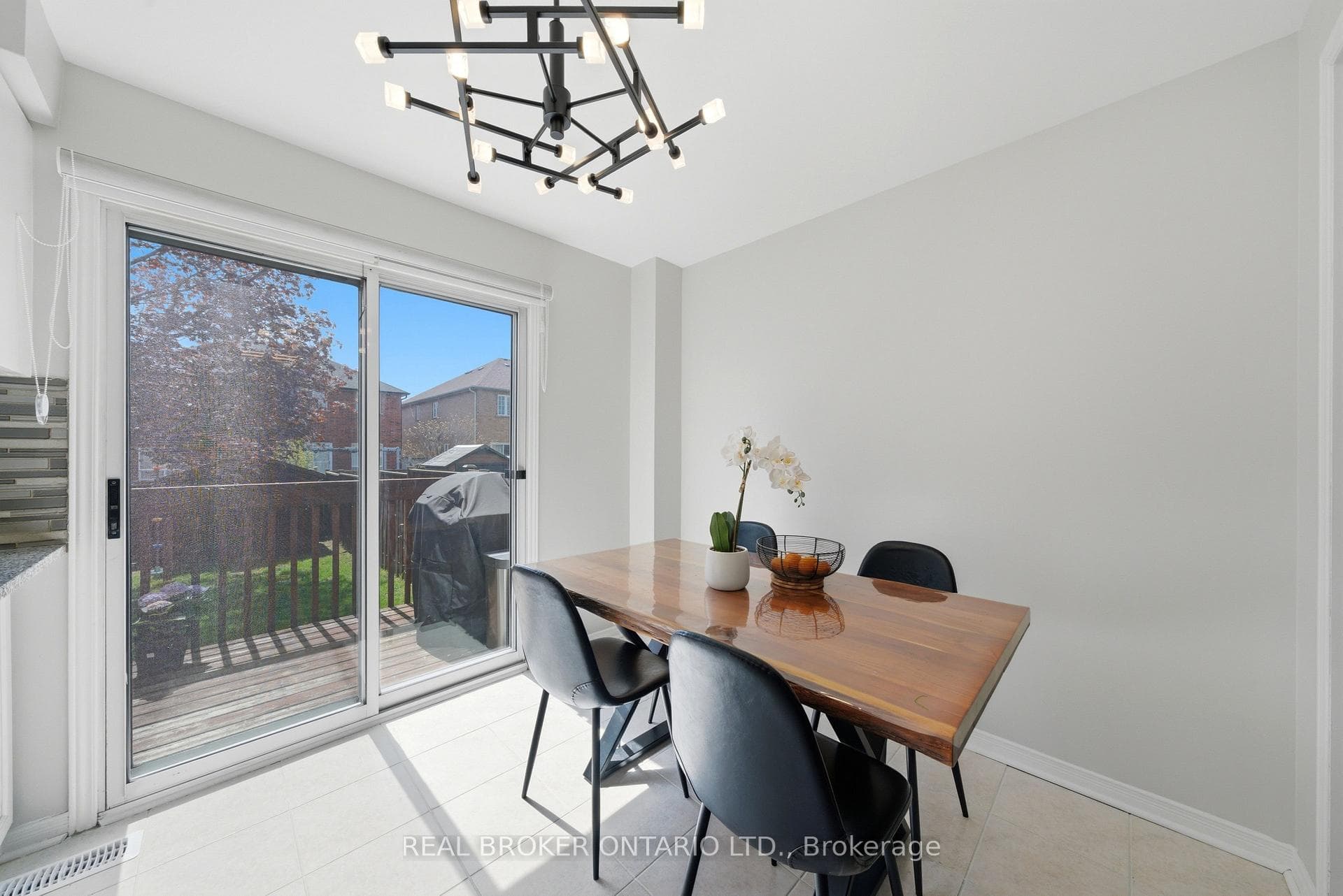 1860 Creek Way - Semi-Detached photo 11 of 44 in Burlington, Ontario