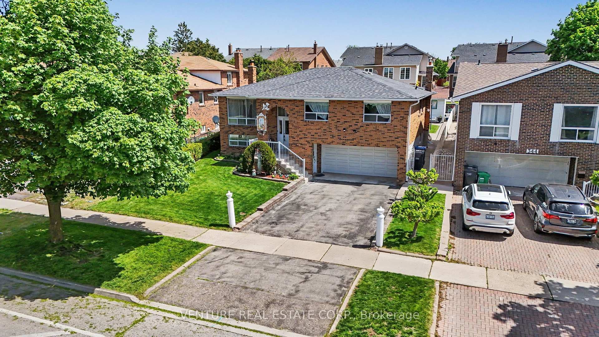 346 Centre Street - Detached photo 5 of 50 in Brampton, Ontario