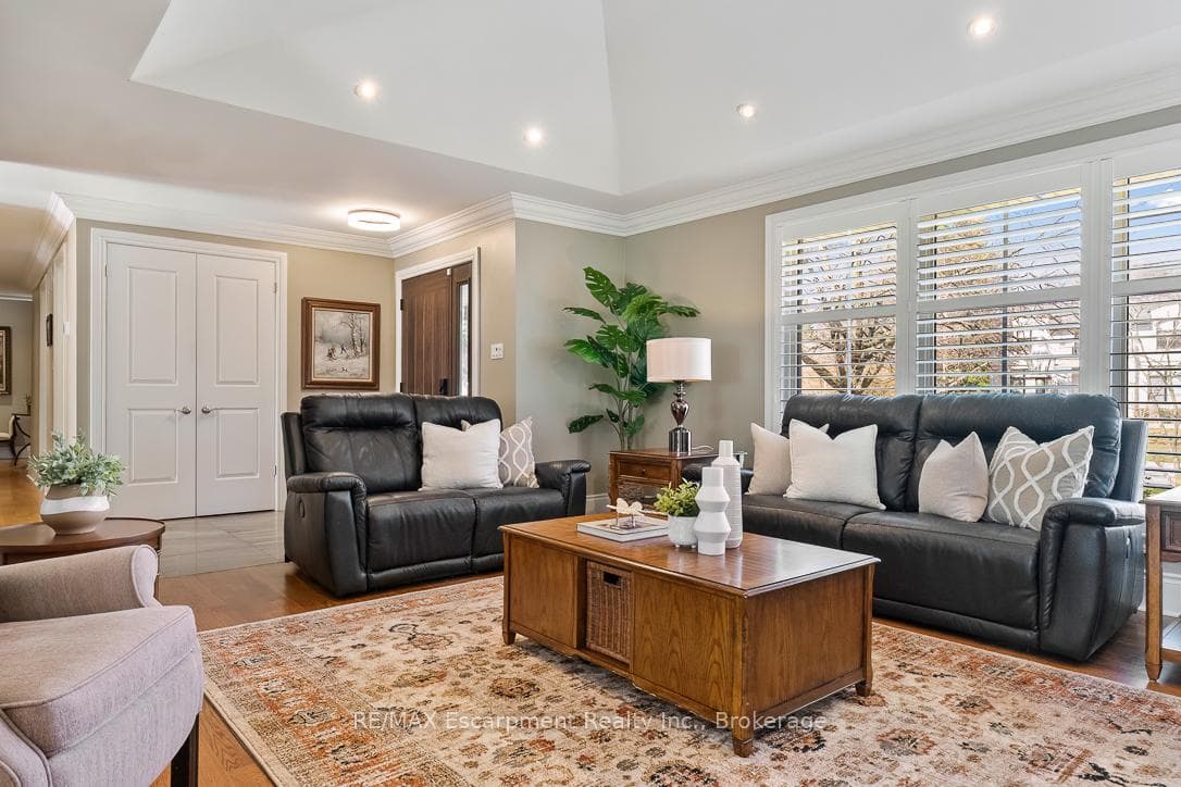 214 MAPLE GROVE Drive - Detached photo 6 of 49 in Oakville, Ontario