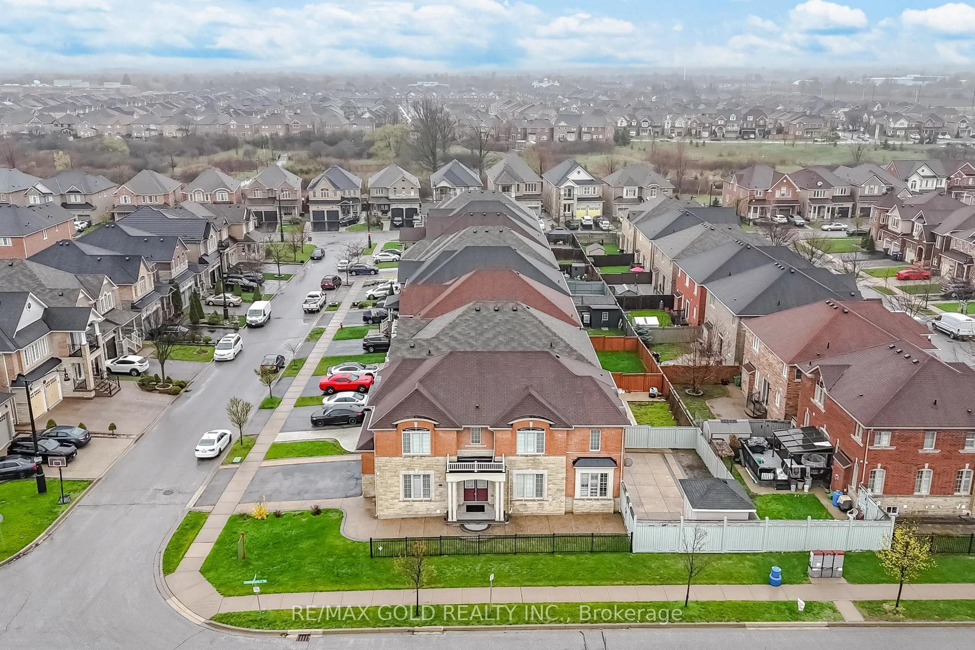 26 Drummondville Drive - Detached photo 2 of 30 in Brampton, Ontario
