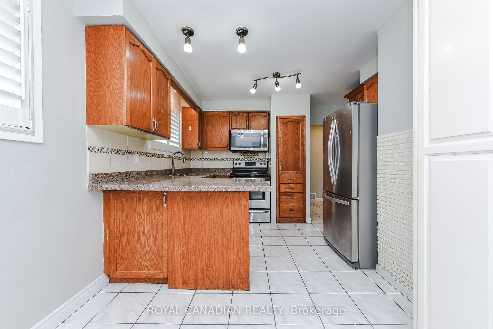 7566 Lockington Crescent - Detached photo 10 of 48 in Mississauga, Ontario