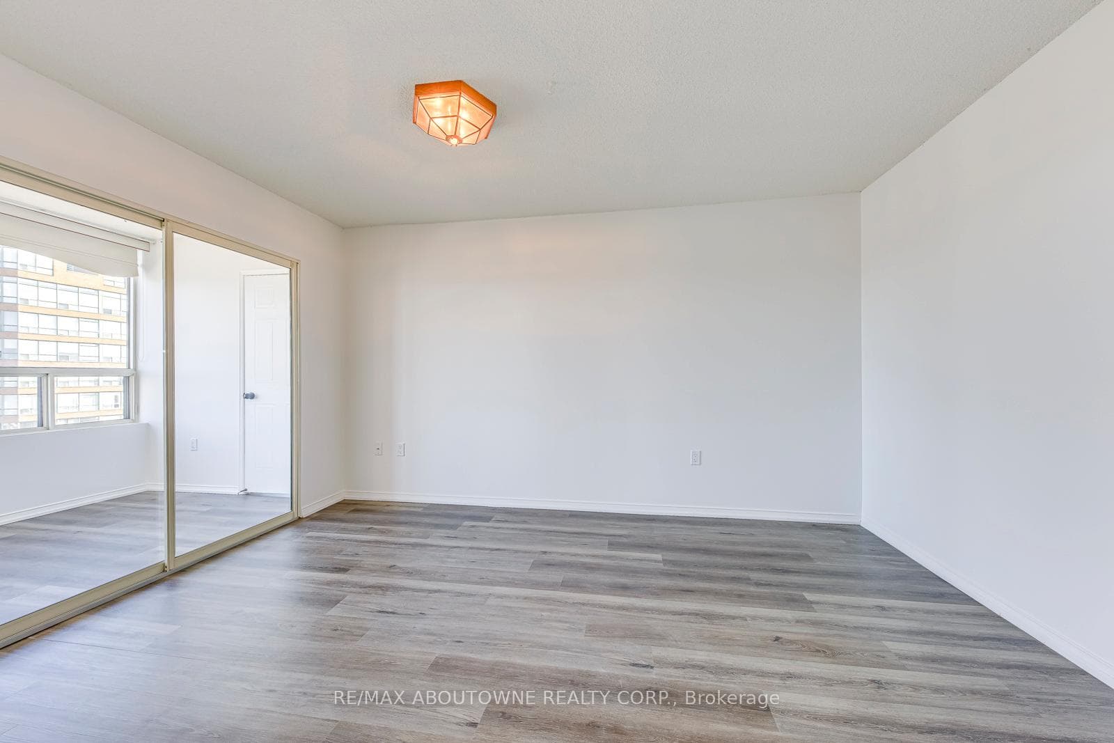 1270 Maple Crossing Boulevard Unit 1705 - Condo photo 16 of 44 in Burlington, Ontario