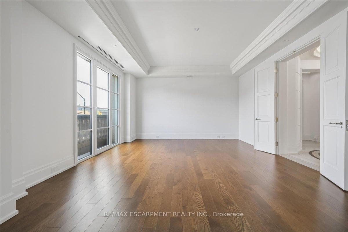 300 Randall Street Unit 211 - Condo photo 7 of 50 in Oakville, Ontario