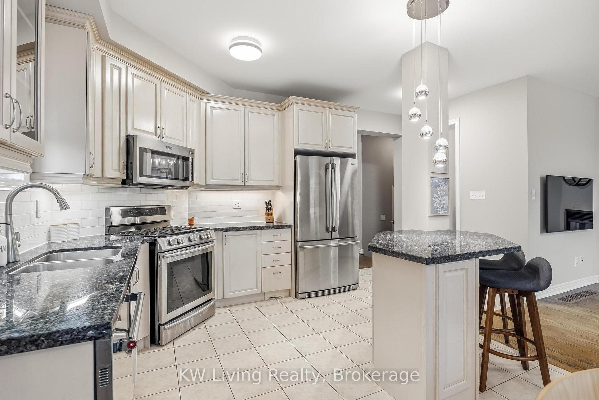 2327 Gladacres Lane - Detached photo 12 of 42 in Oakville, Ontario