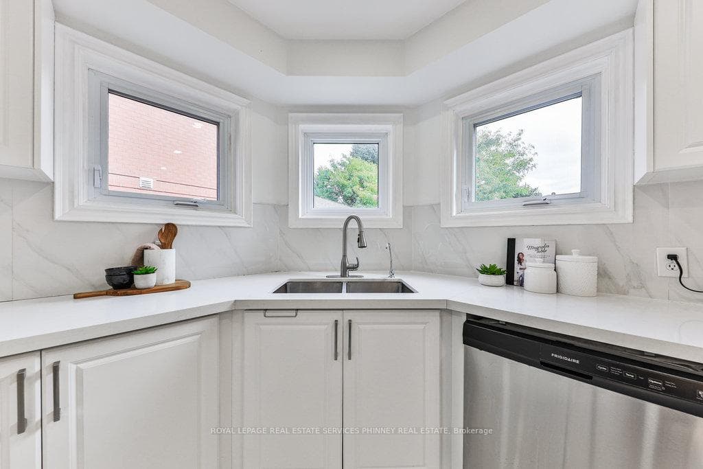 200 Lexington Road - Detached photo 11 of 37 in Oakville, Ontario