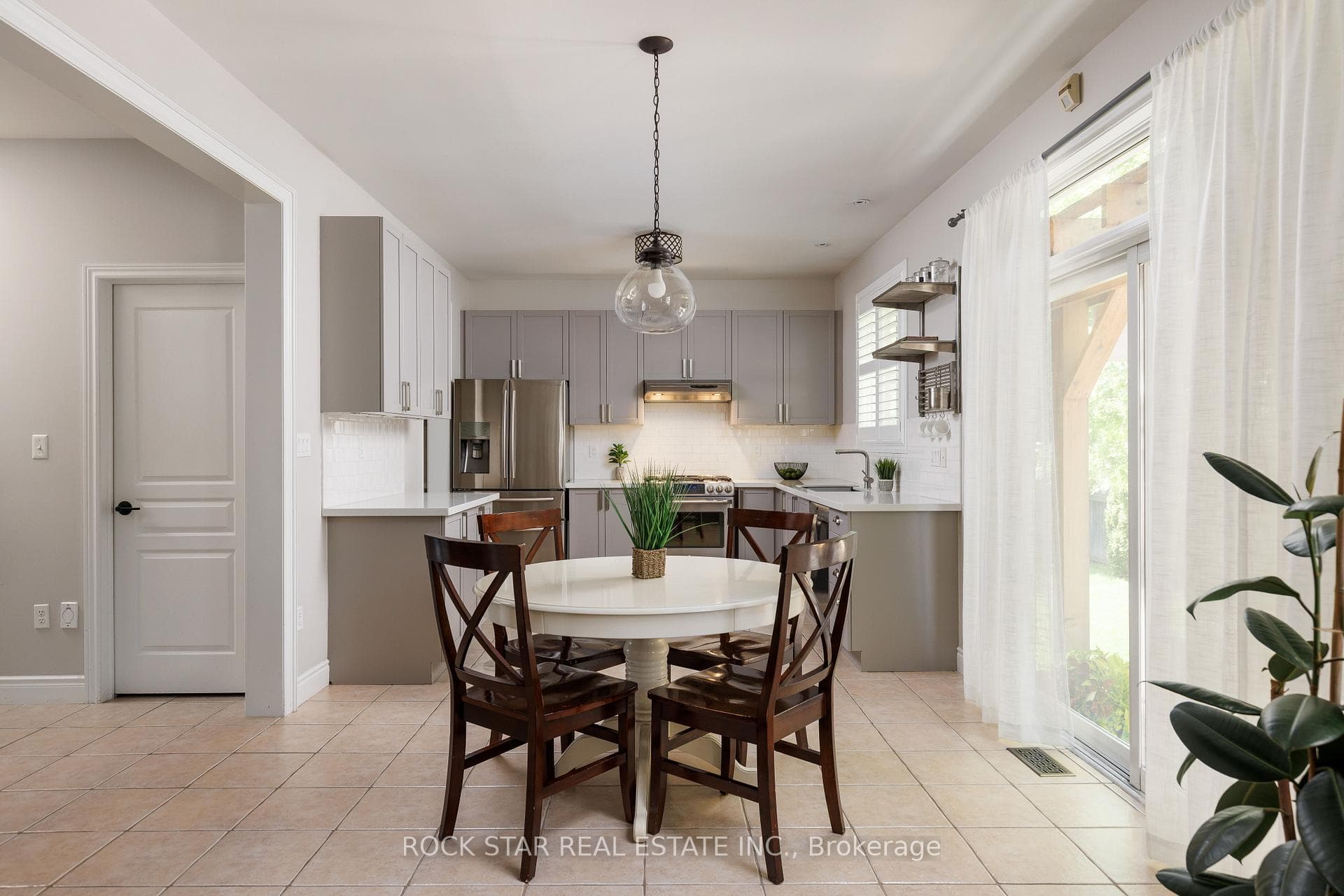 2277 Blue Oak Circle - Detached photo 15 of 46 in Oakville, Ontario