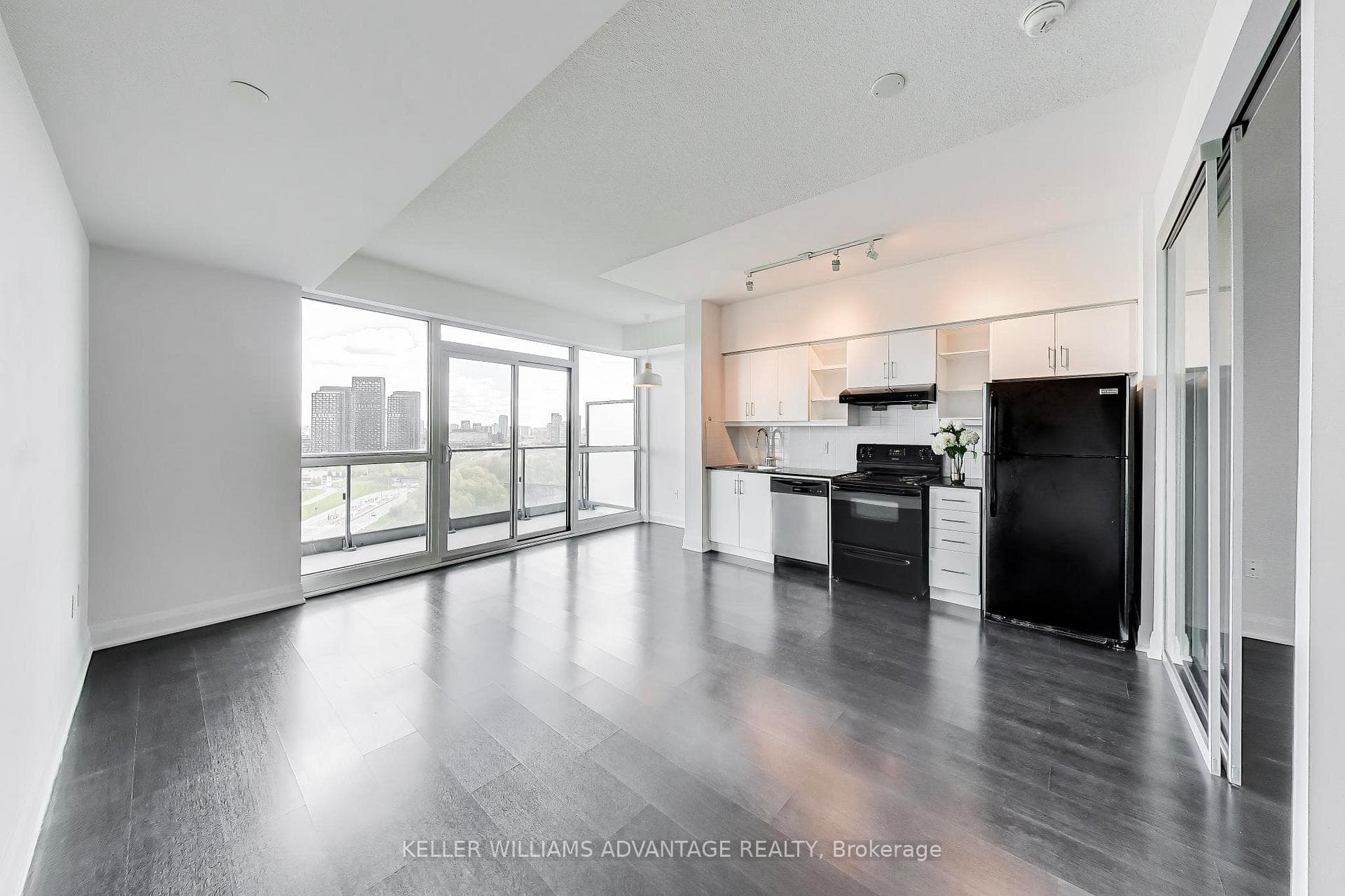 160 Vanderhoof Avenue Unit 1718 - Condo photo 4 of 42 in Flemingdon Park / Don Mills, Ontario