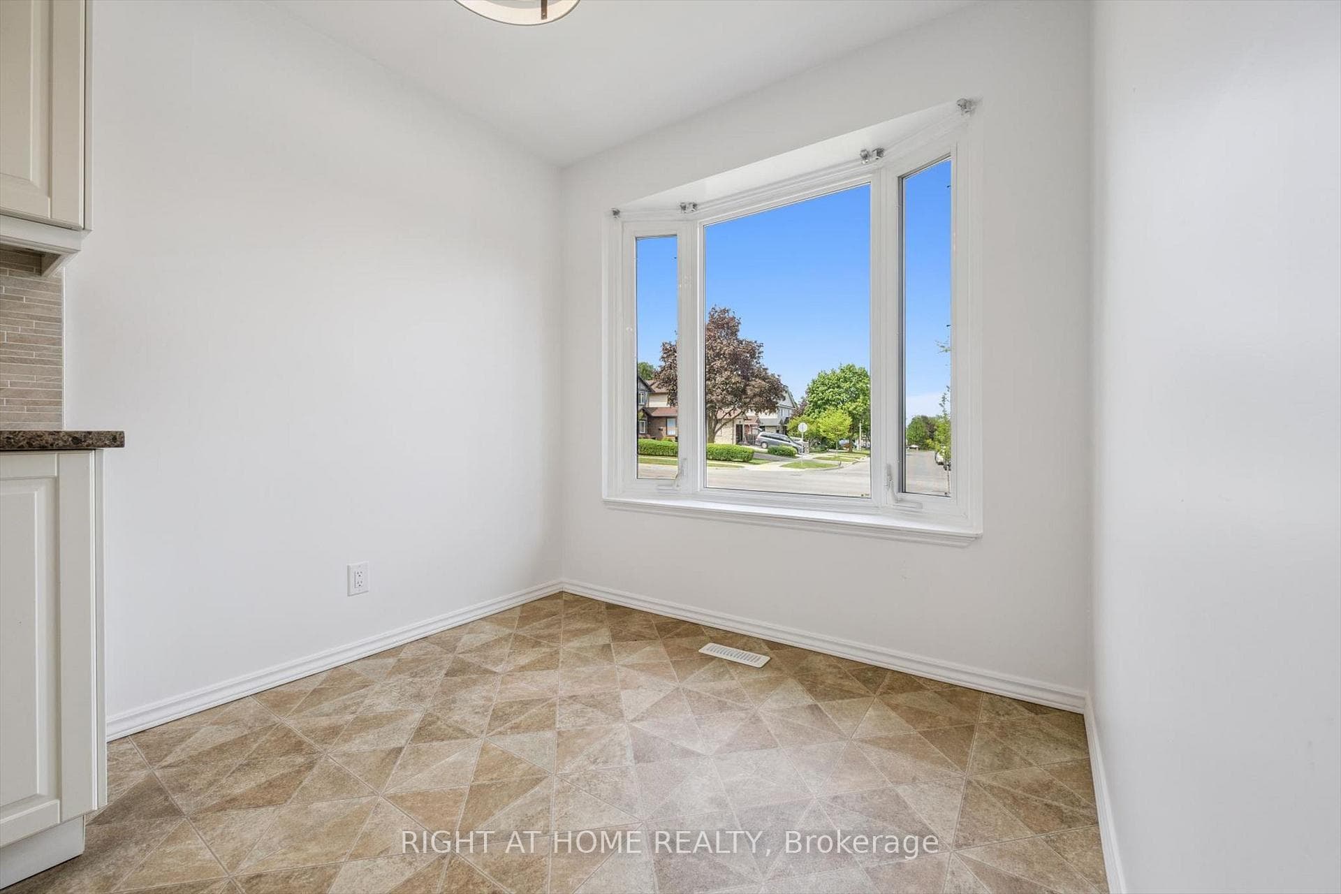 2432 Malcolm Crescent - Detached photo 6 of 35 in Burlington, Ontario