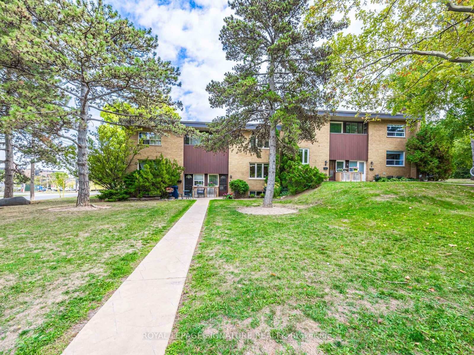 4 Burdock Lane - Condo photo 2 of 32 in Don Mills / Parkwoods / Victoria Village, Ontario