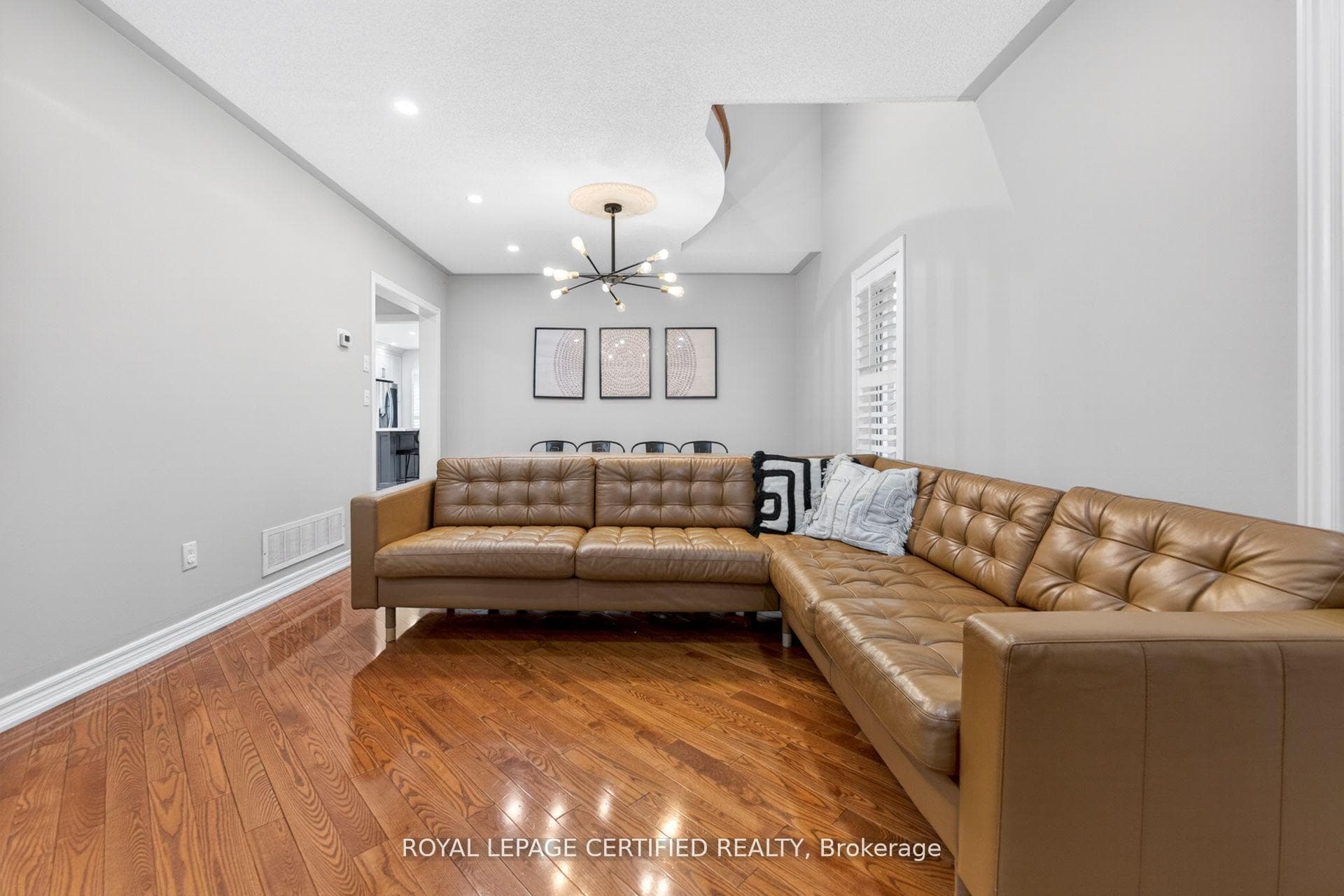 643 Garden Walk - Detached photo 8 of 50 in Mississauga, Ontario