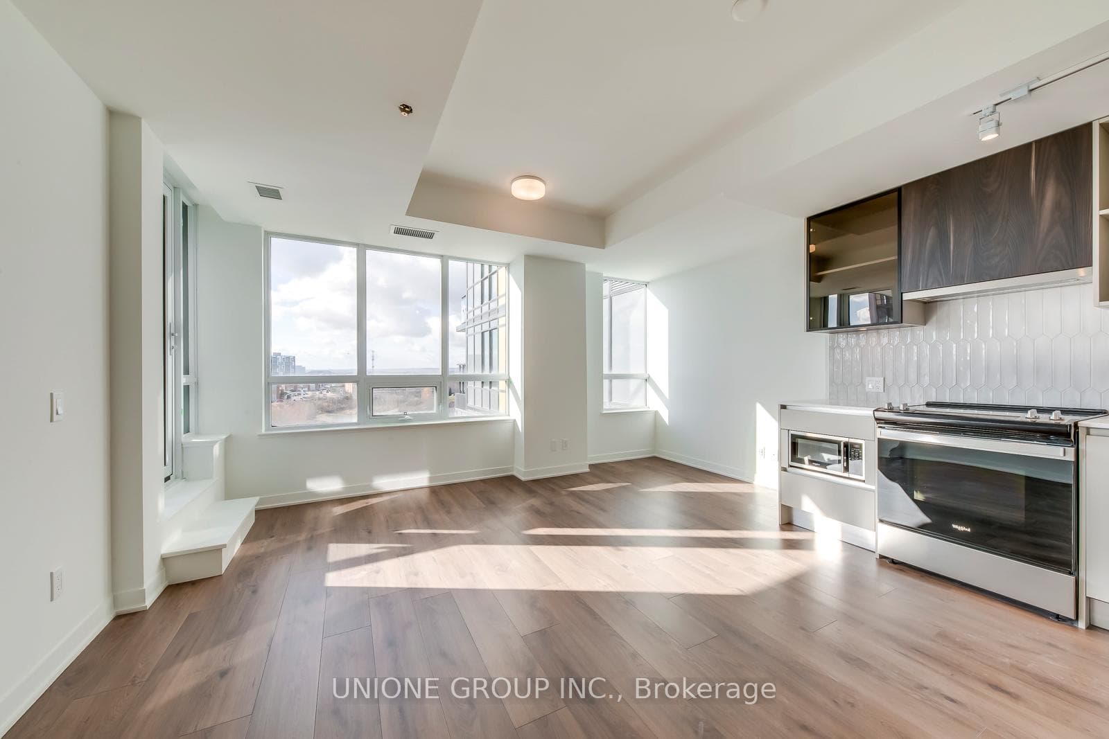 405 Dundas Street Unit 407 - Condo photo 10 of 26 in Oakville, Ontario