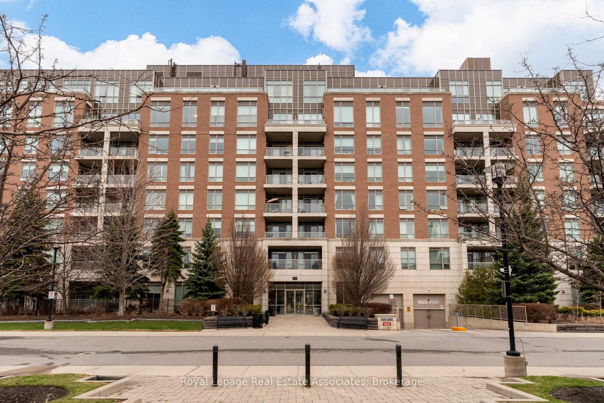 2470 Prince Michael Drive Unit 712 - Condo photo 2 of 49 in Oakville, Ontario