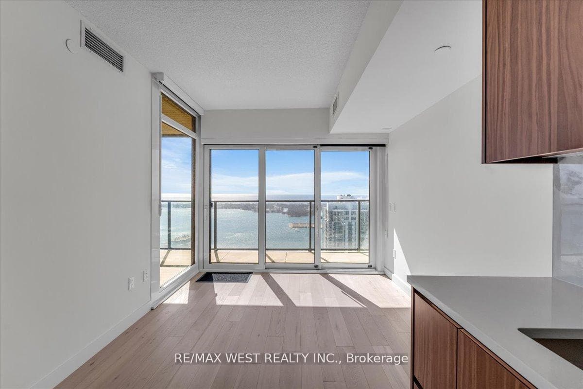 1 Concord Cityplace Way Unit 5709 - Condo photo 9 of 44 in Downtown Toronto / Waterfront, Ontario